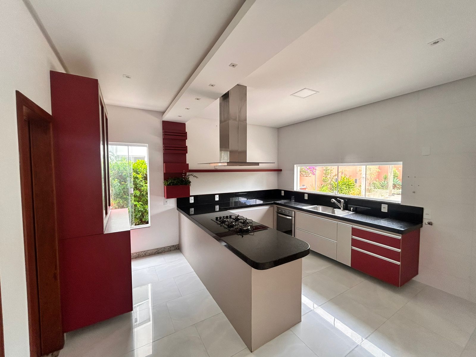 Casa Duplex com 4 Quartos sendo 3 c Closed em Jardins Veneza