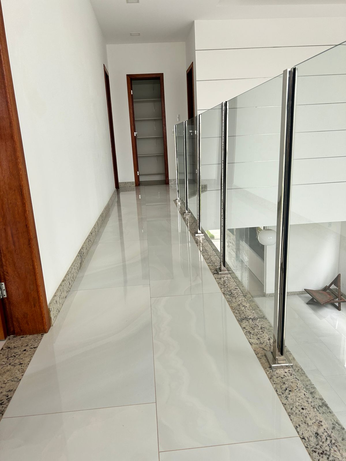Casa Duplex com 4 Quartos sendo 3 c Closed em Jardins Veneza
