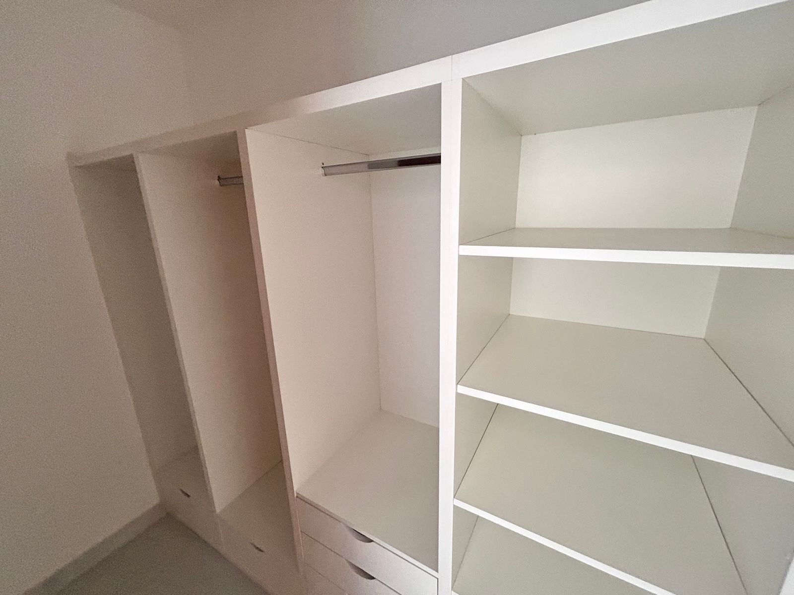 Casa Duplex com 4 Quartos sendo 3 c Closed em Jardins Veneza