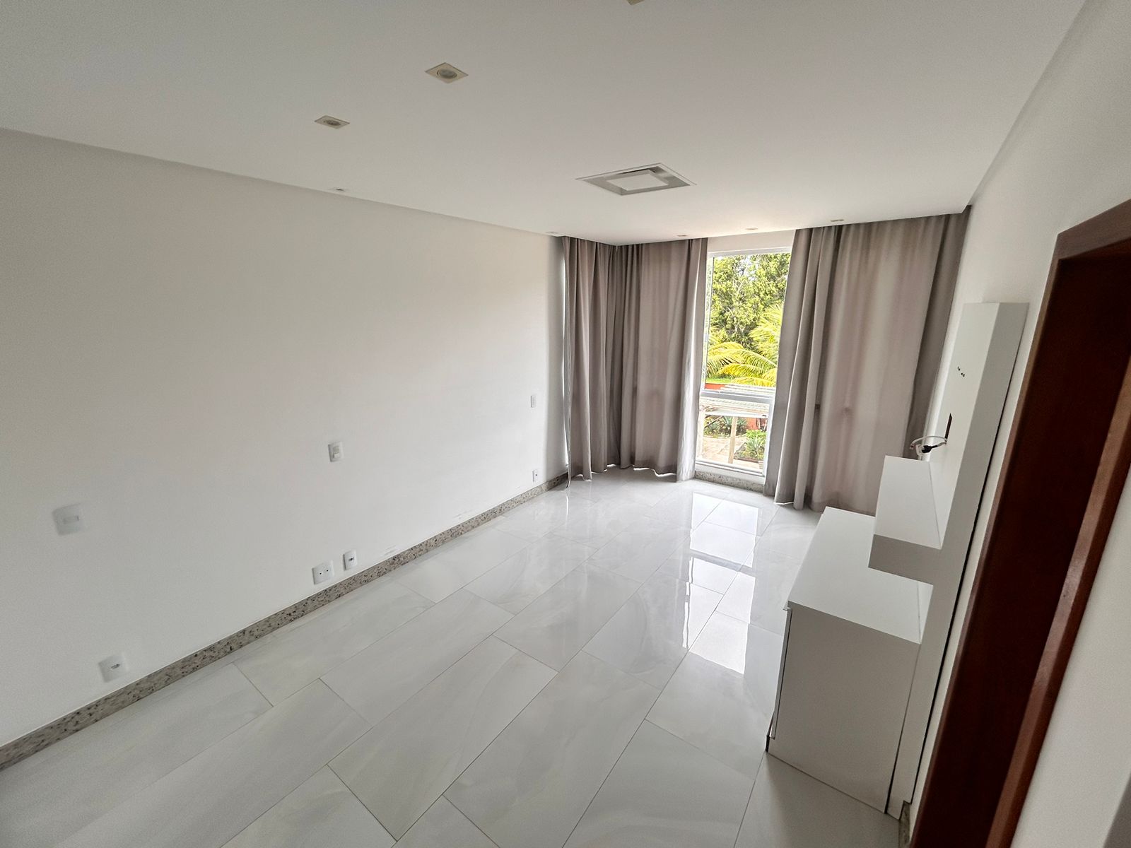 Casa Duplex com 4 Quartos sendo 3 c Closed em Jardins Veneza