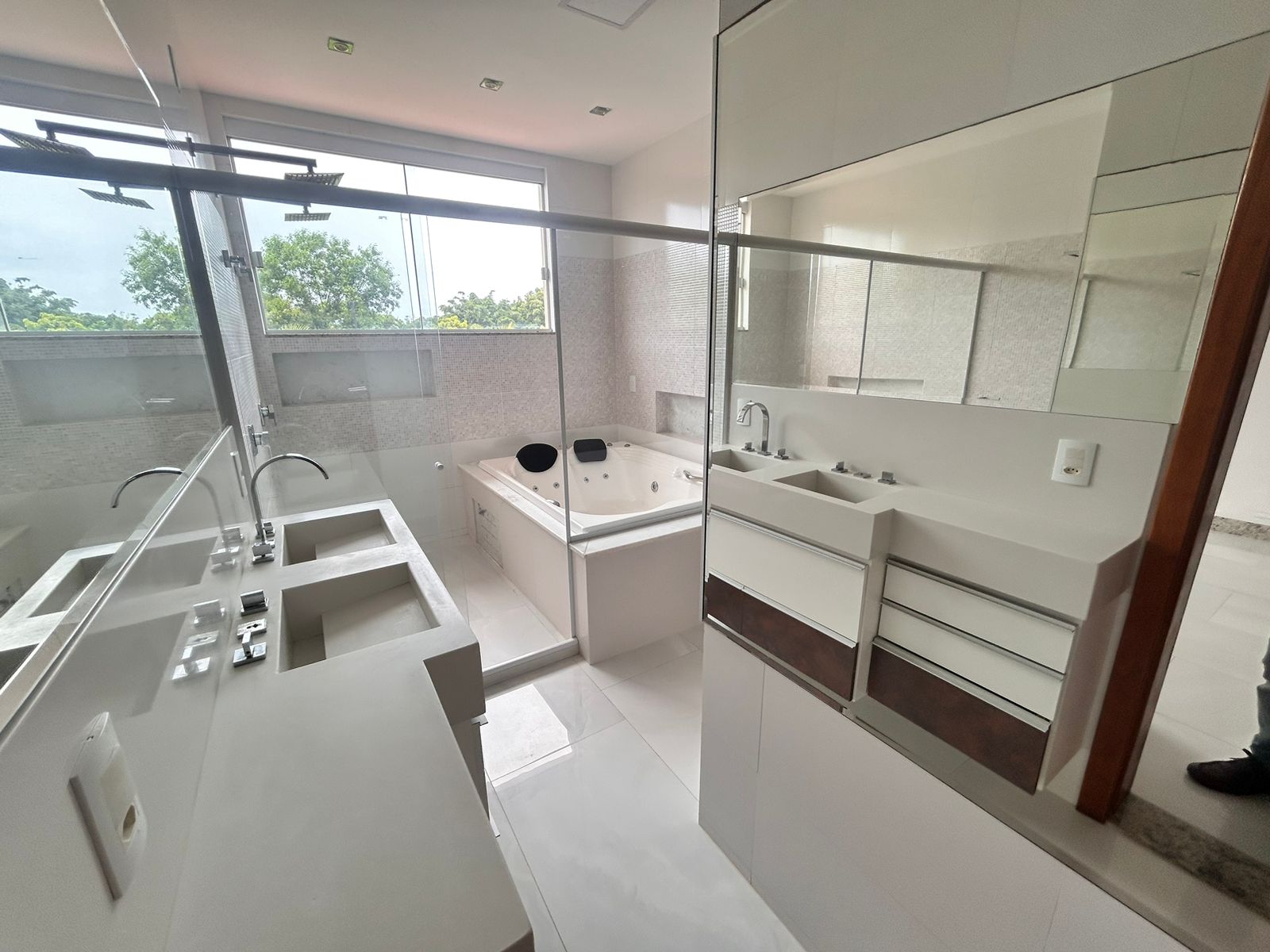 Casa Duplex com 4 Quartos sendo 3 c Closed em Jardins Veneza