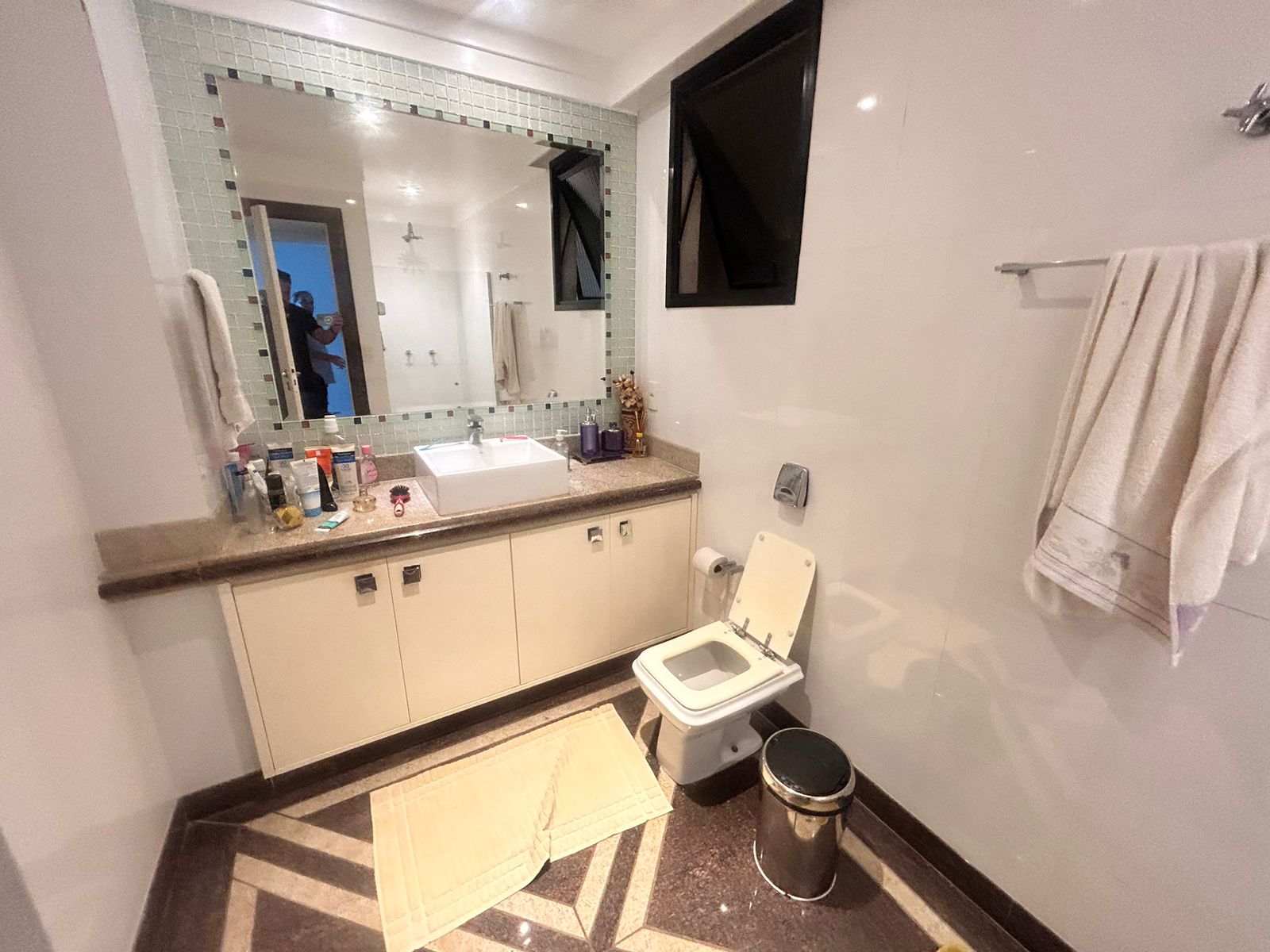 Apartamento de 4 Quartos com Suíte na Praia da Costa 