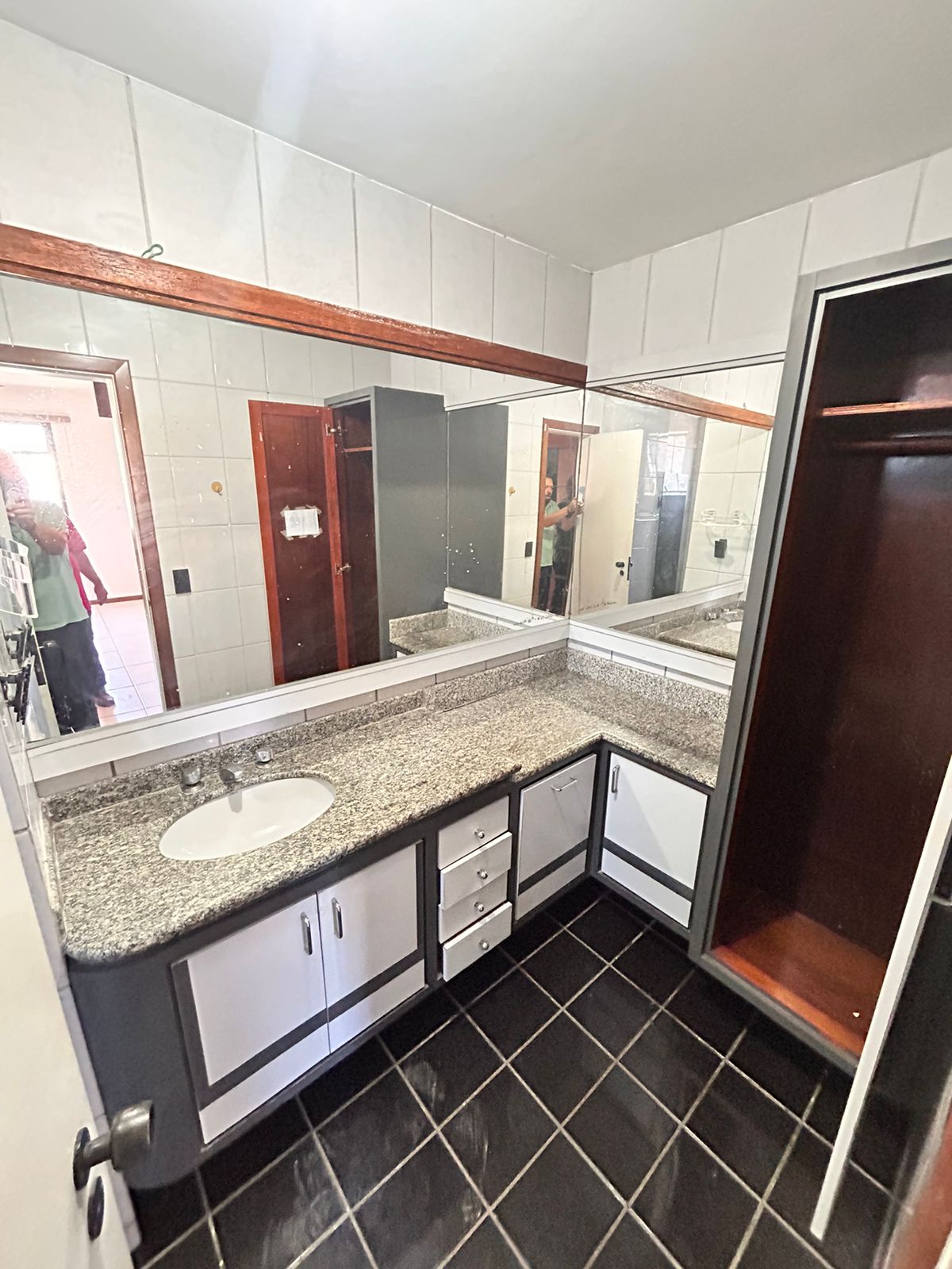 Apartamento de 03 Quartos com Suíte na Praia da Costa