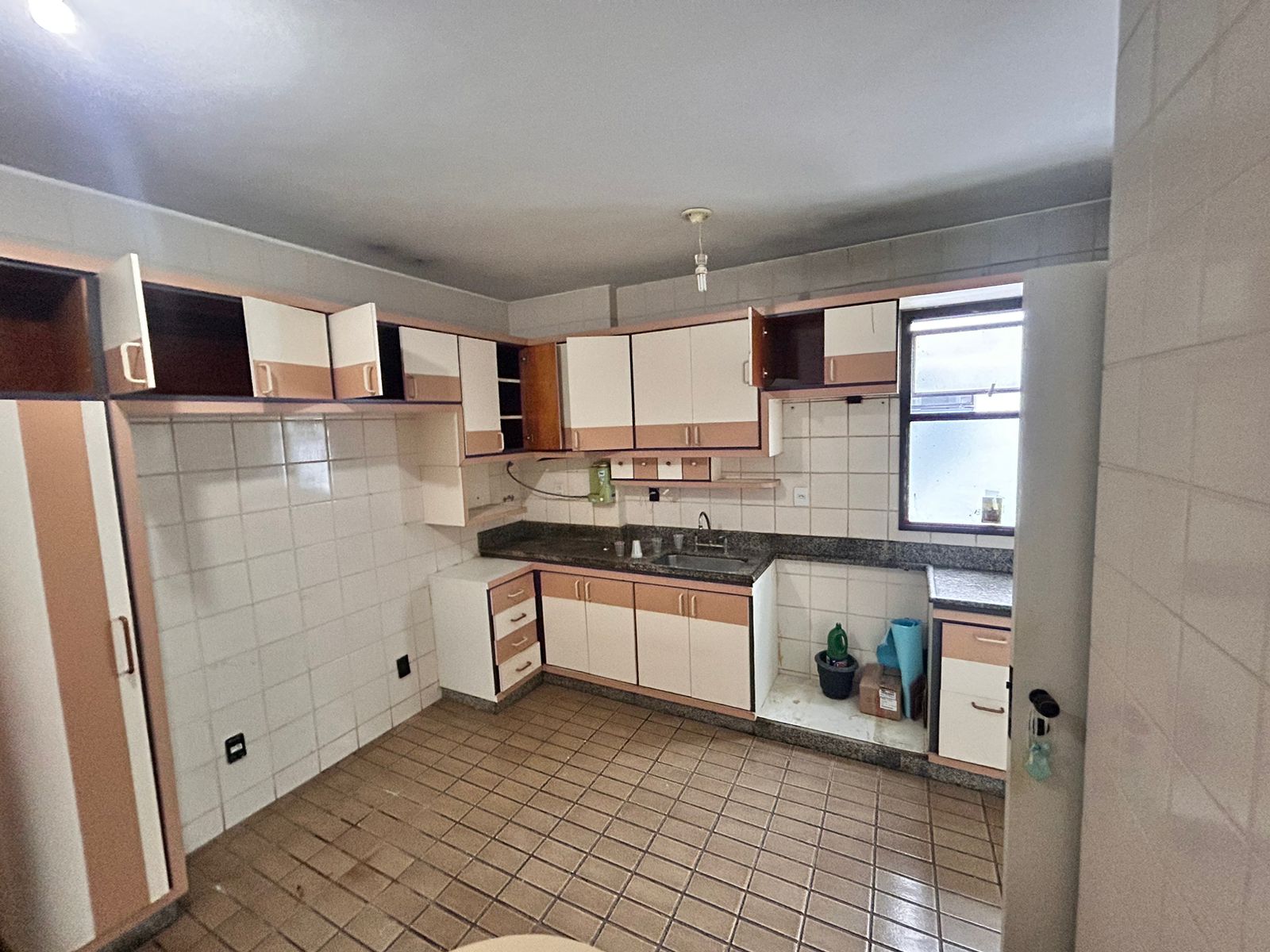 Apartamento de 03 Quartos com Suíte na Praia da Costa