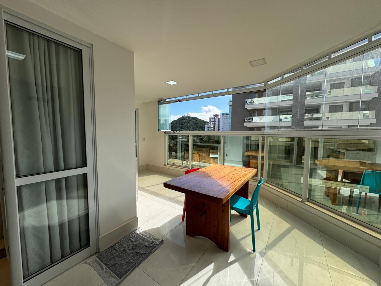 Apartamento de 4 Quartos e 4 Suítes na Praia da Costa 