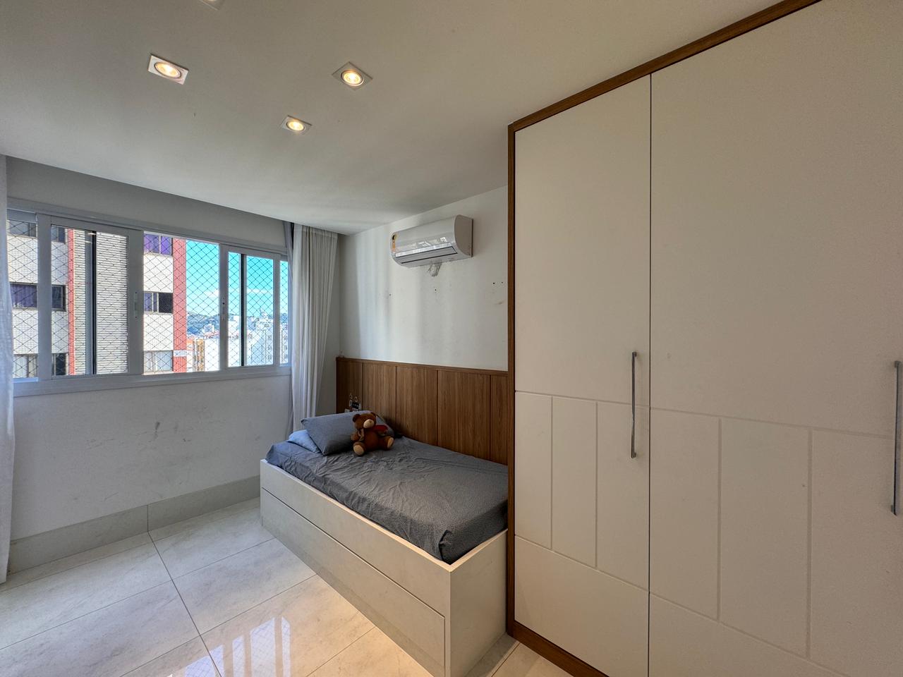 Apartamento de 4 Quartos e 4 Suítes na Praia da Costa 