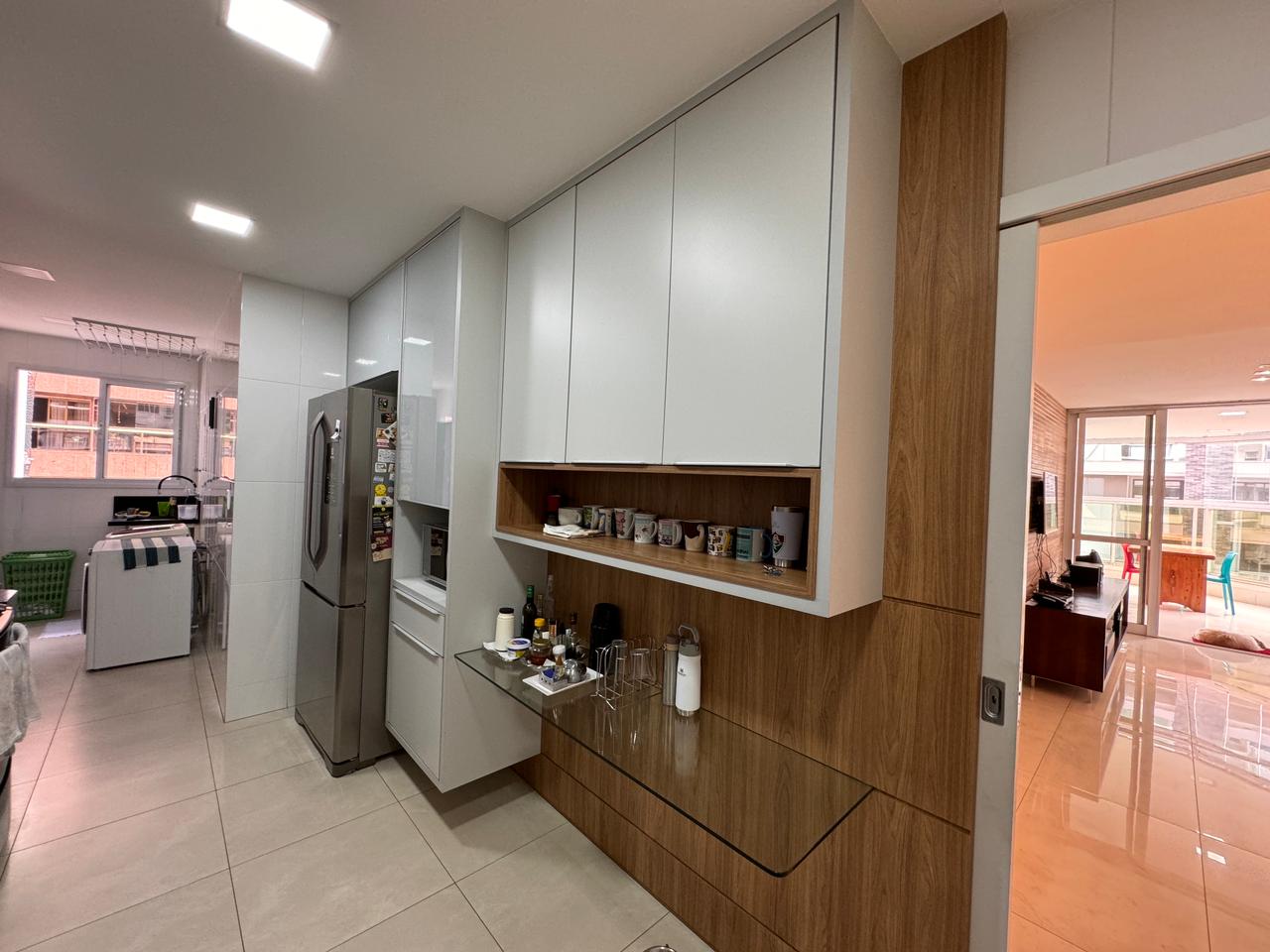 Apartamento de 4 Quartos e 4 Suítes na Praia da Costa 