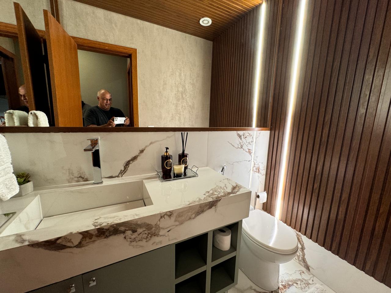 Apartamento de 03 Quartos com 02 Suítes na Praia da Costa