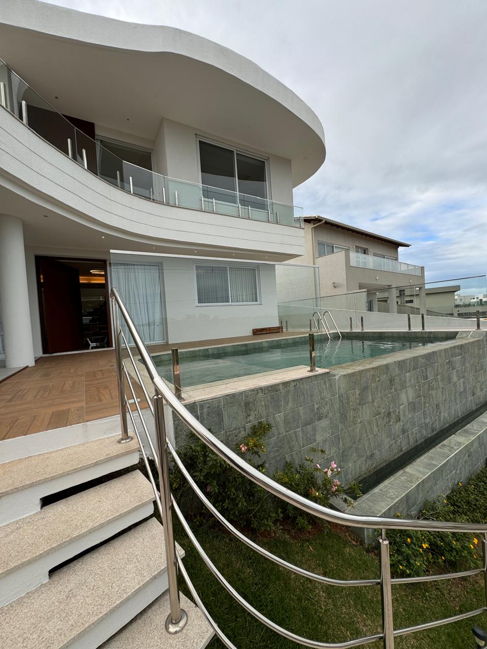 Casa Duplex com 5 Suítes em Riviera Park 