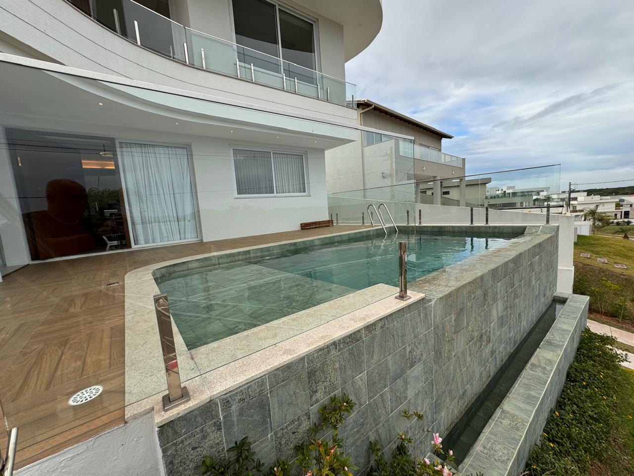 Casa Duplex com 5 Suítes em Riviera Park 