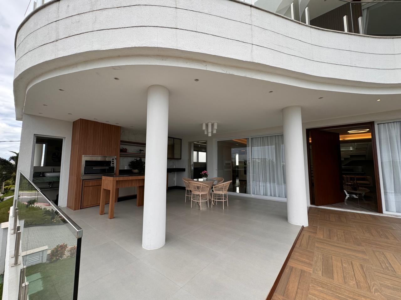 Casa Duplex com 5 Suítes em Riviera Park 