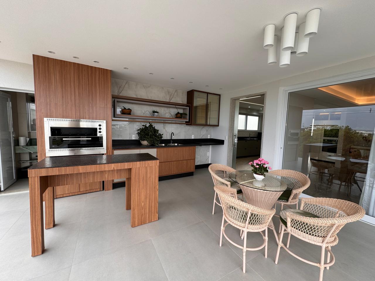 Casa Duplex com 5 Suítes em Riviera Park 
