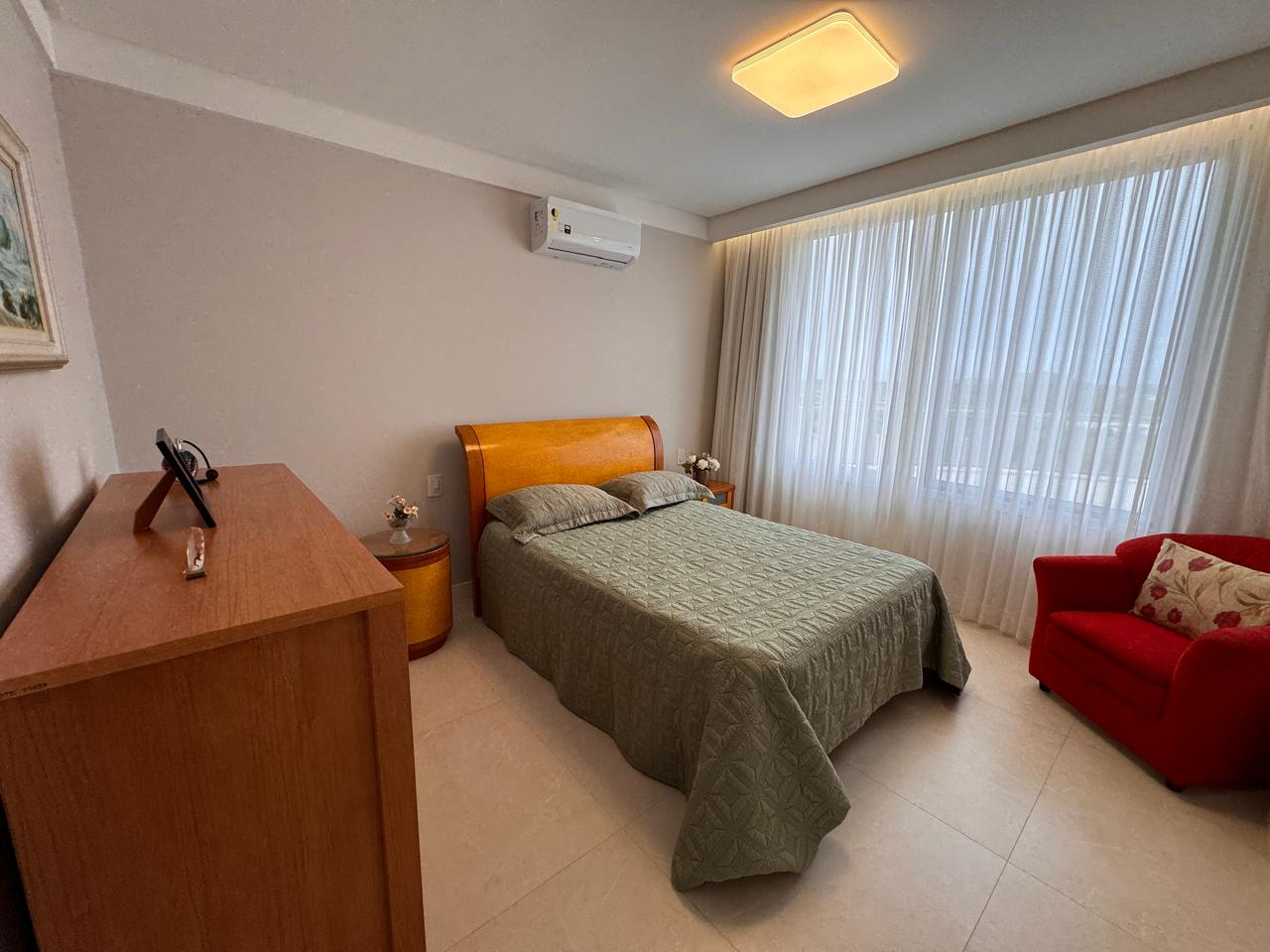 Casa Duplex com 5 Suítes em Riviera Park 