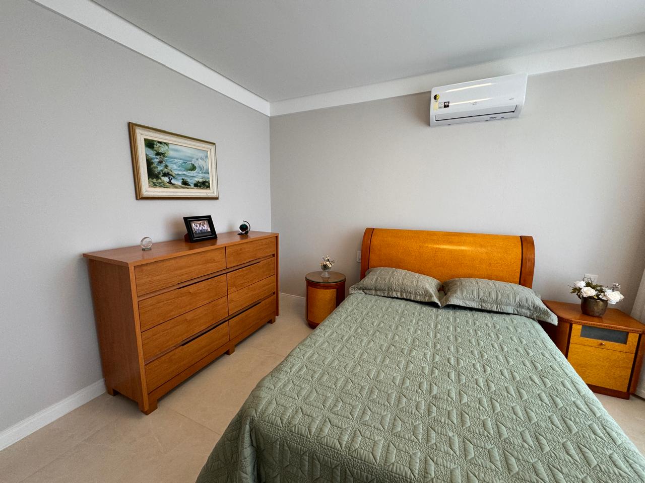 Casa Duplex com 5 Suítes em Riviera Park 