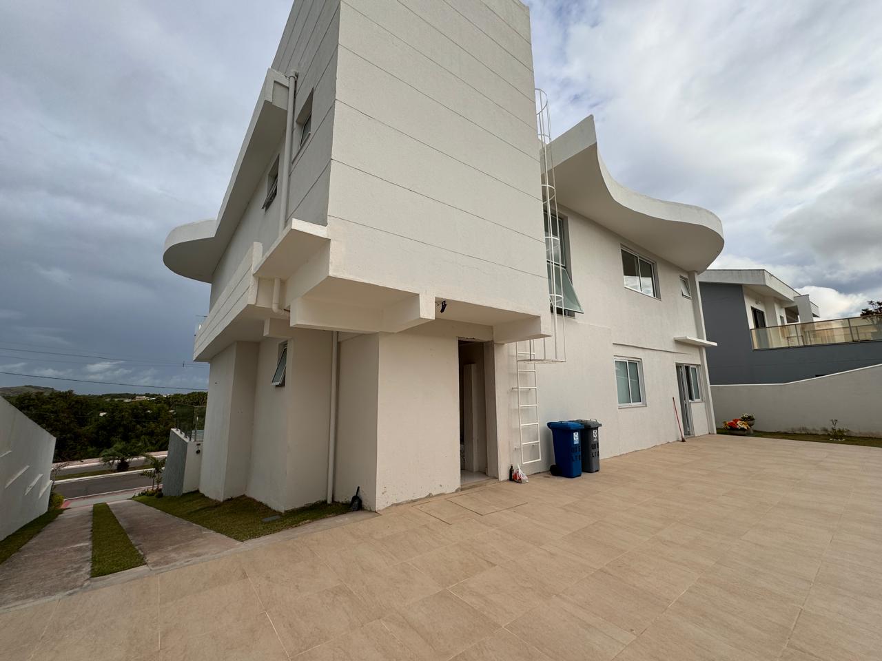 Casa Duplex com 5 Suítes em Riviera Park 