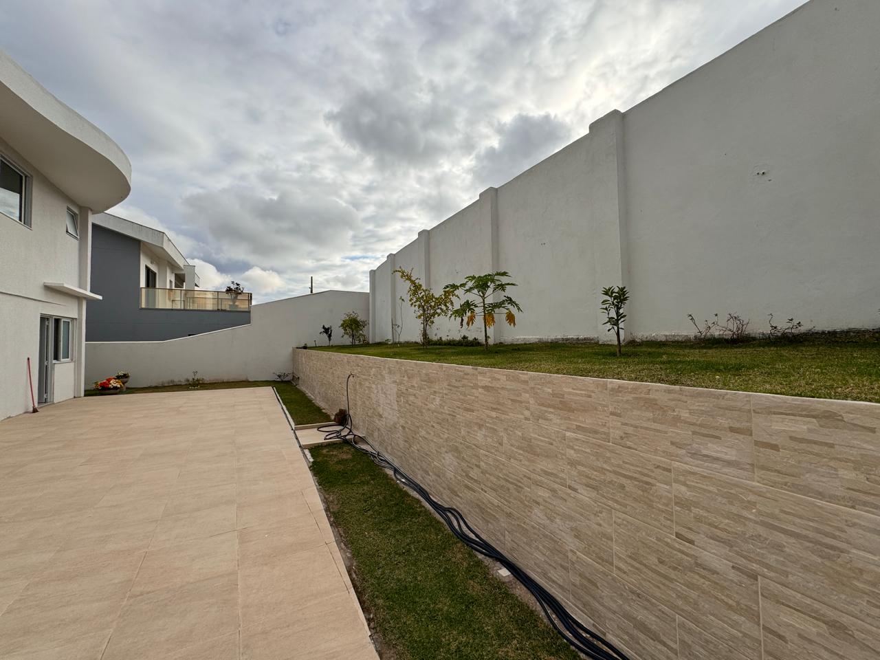 Casa Duplex com 5 Suítes em Riviera Park 