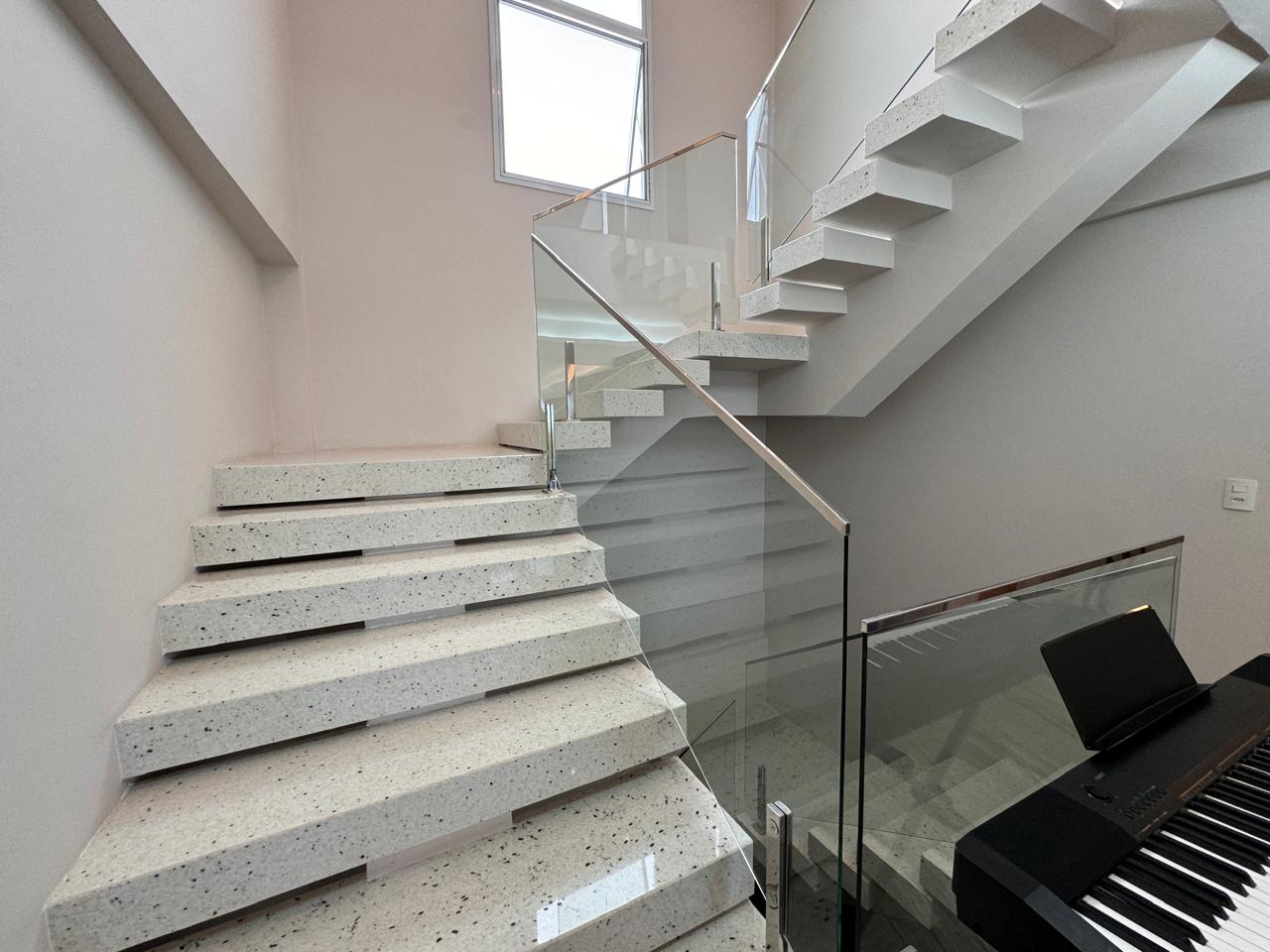 Casa Duplex com 5 Suítes em Riviera Park 