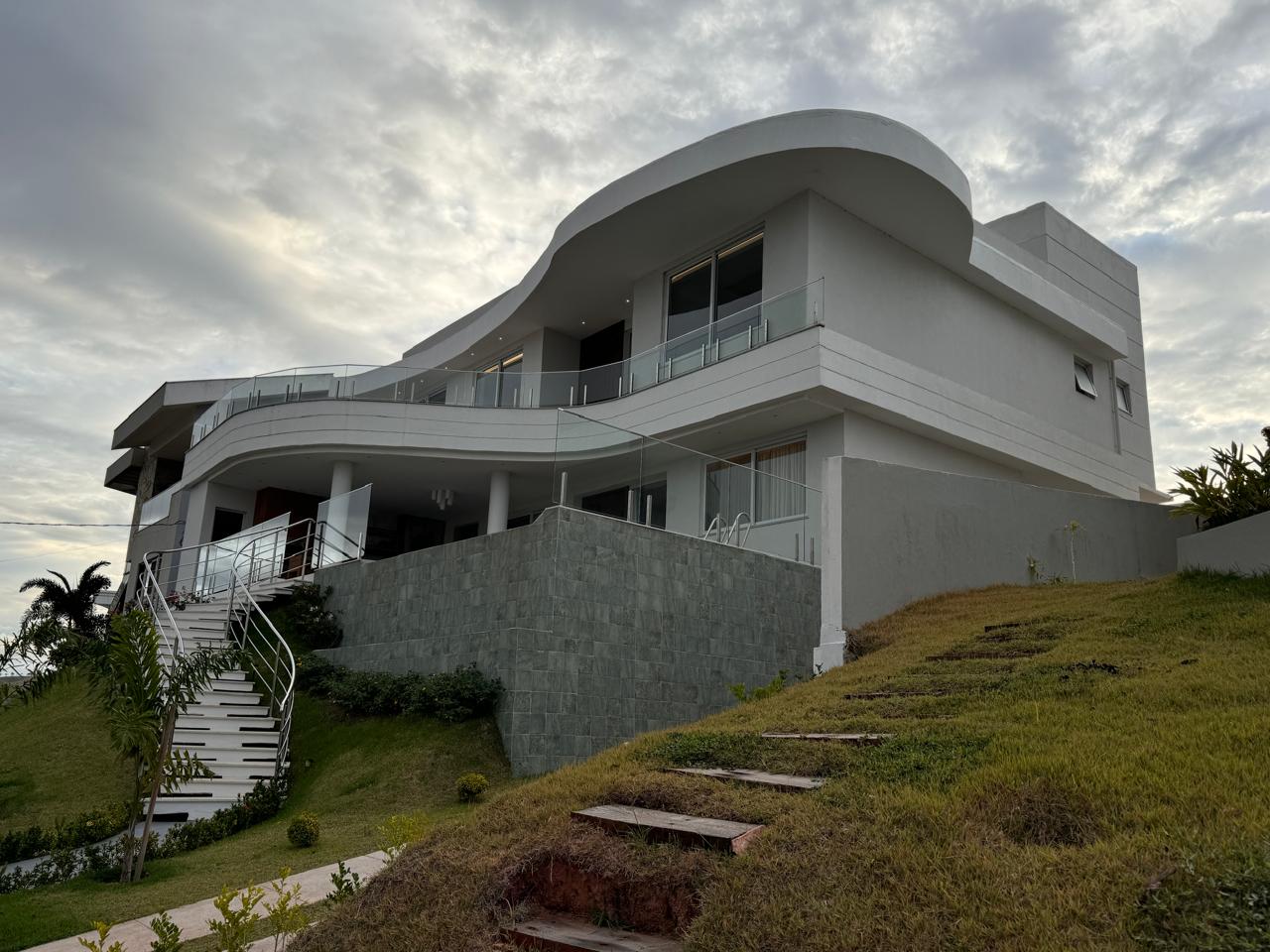 Casa Duplex com 5 Suítes em Riviera Park 