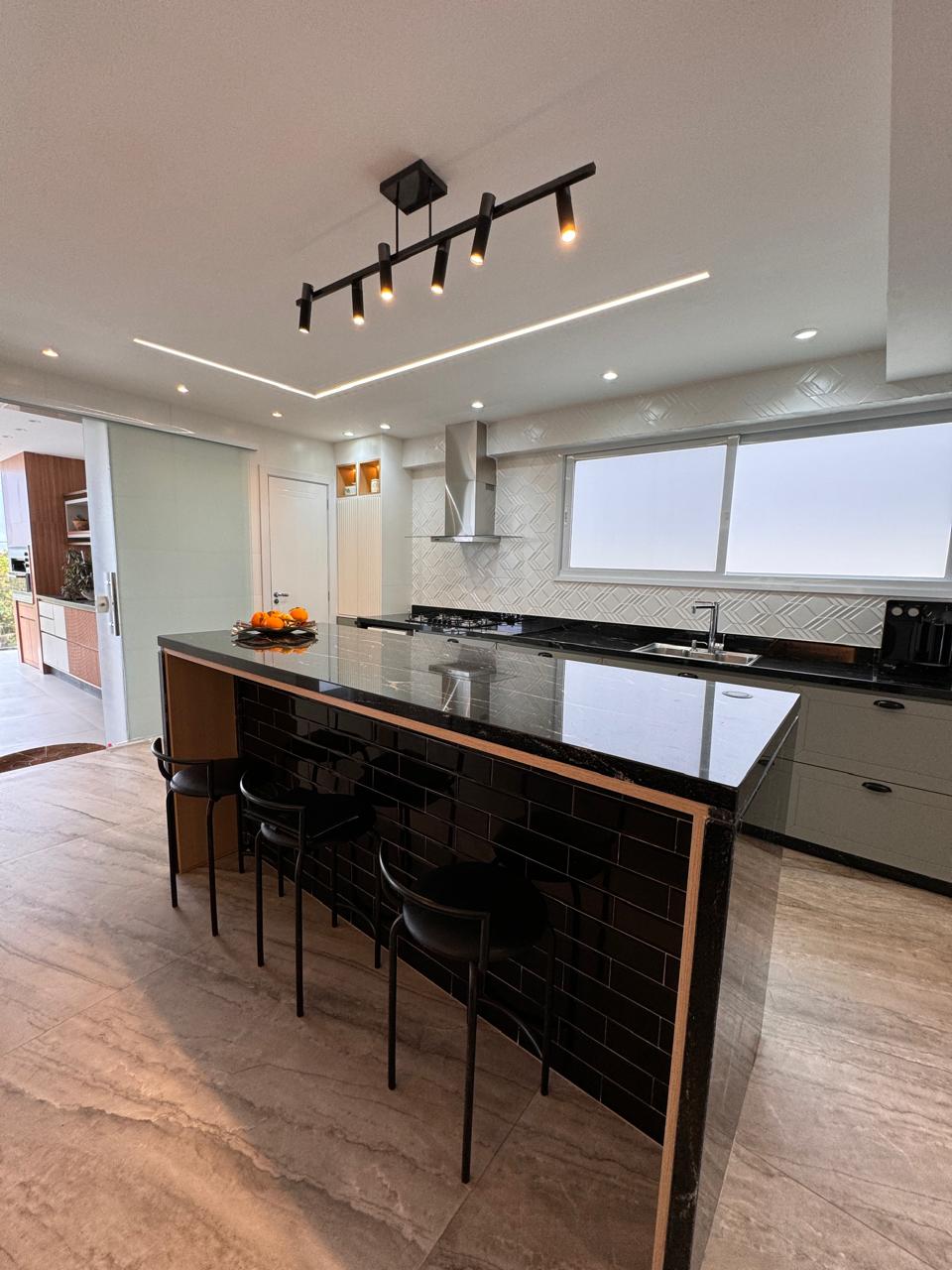 Casa Duplex com 5 Suítes em Riviera Park 