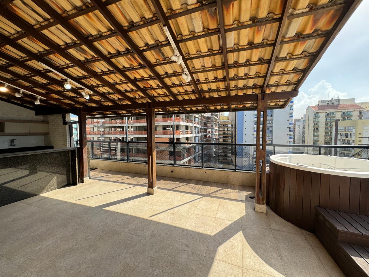 Cobertura Duplex de 03 Quartos com Suítes na Praia da Costa