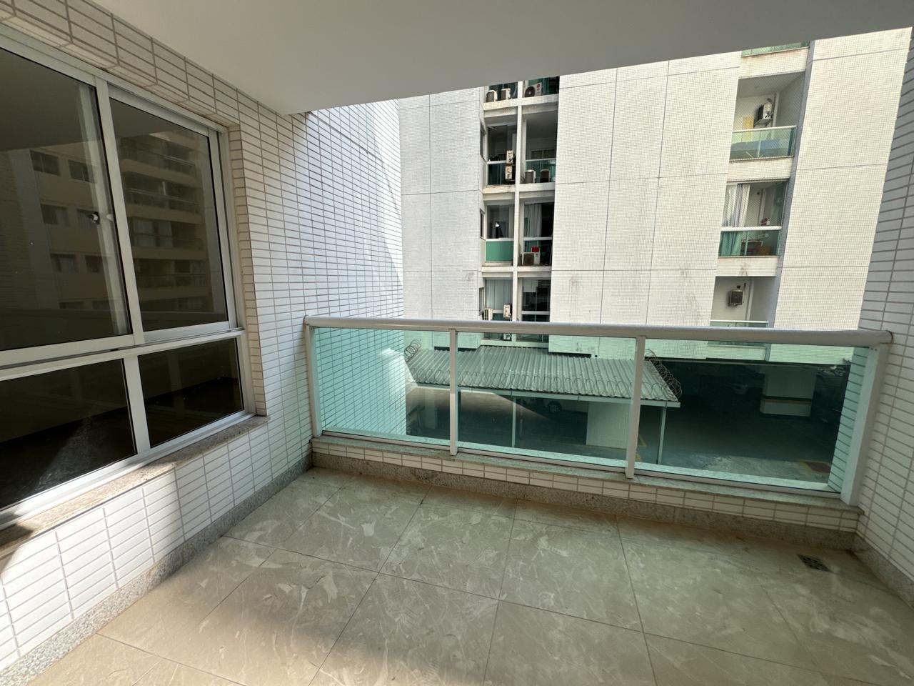 Apartamento de 03 Quartos com Suíte em Itapuã 