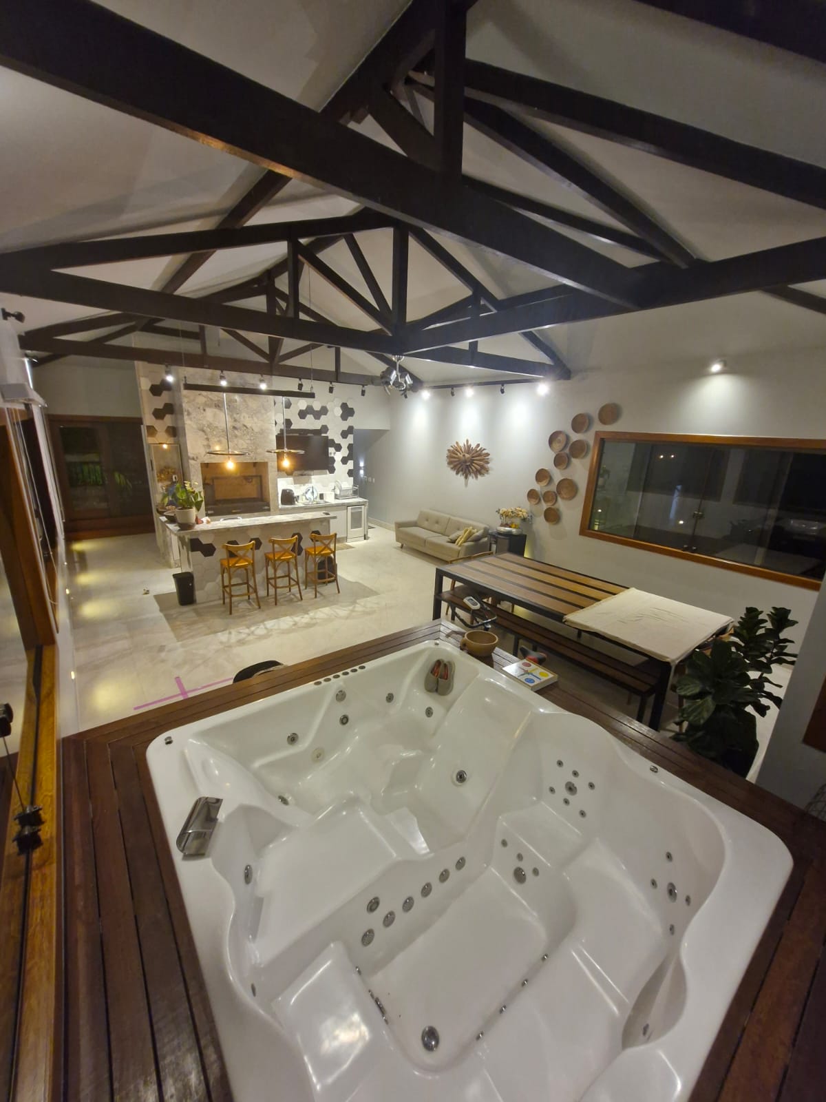 Casa no Condomínio Sol do Vale com 05 Quartos com Suíte 