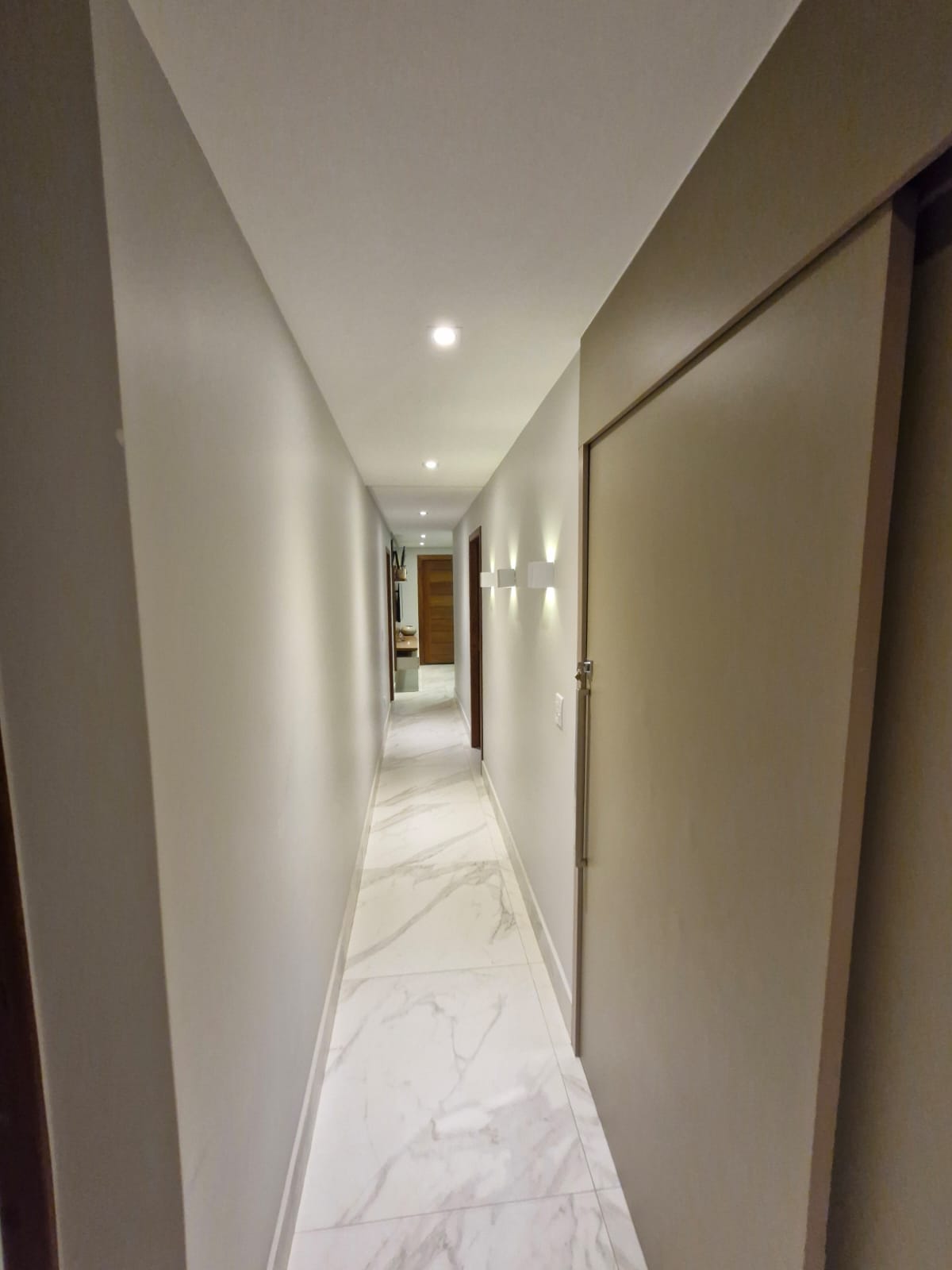 Casa no Condomínio Sol do Vale com 05 Quartos com Suíte 