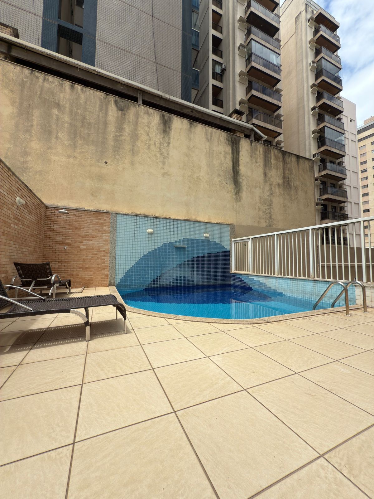 Vendo apto em Itapuã – 2 quartos (1 suíte), 75m², a 1 quadra do mar