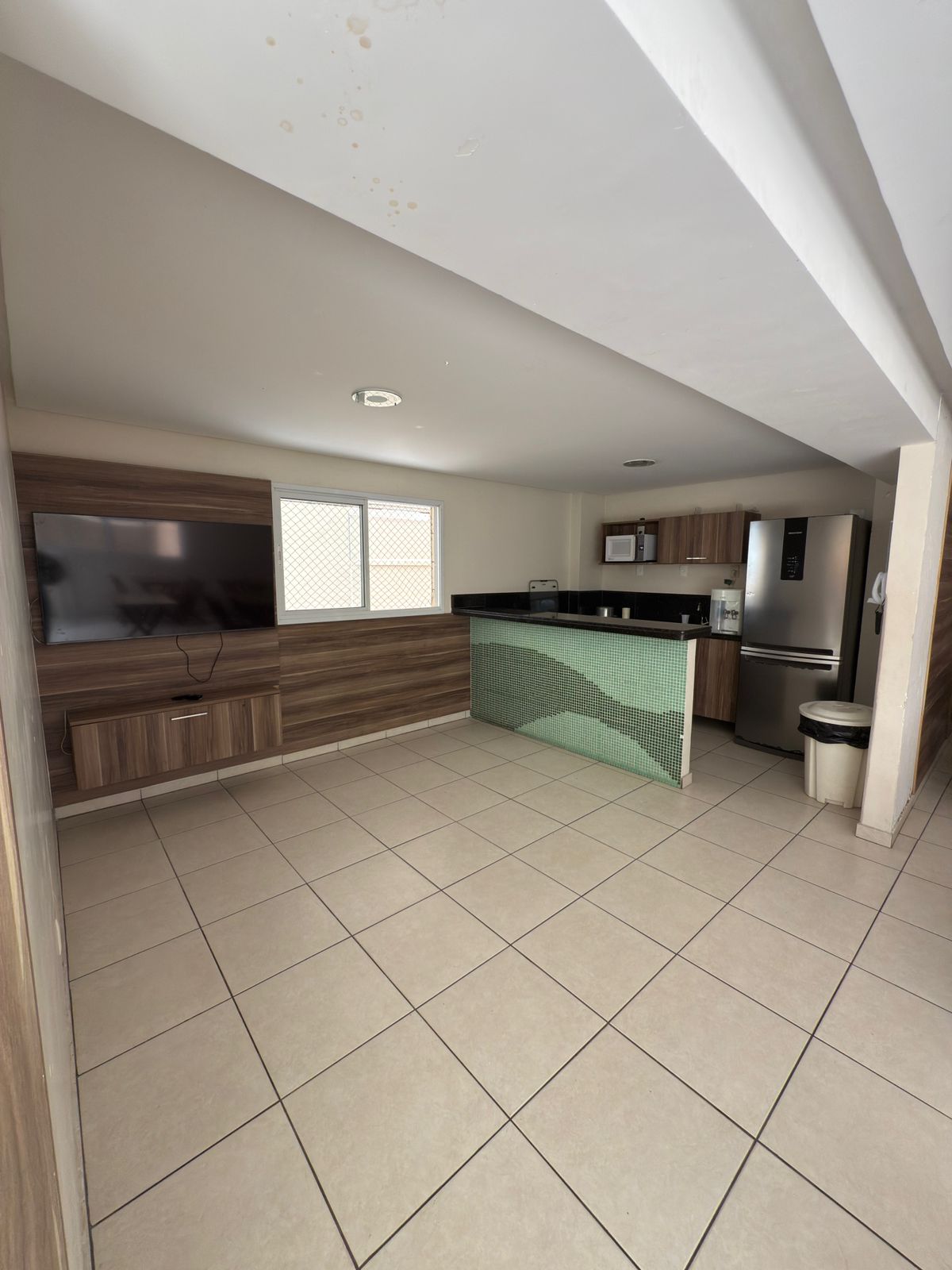 Vendo apto em Itapuã – 2 quartos (1 suíte), 75m², a 1 quadra do mar