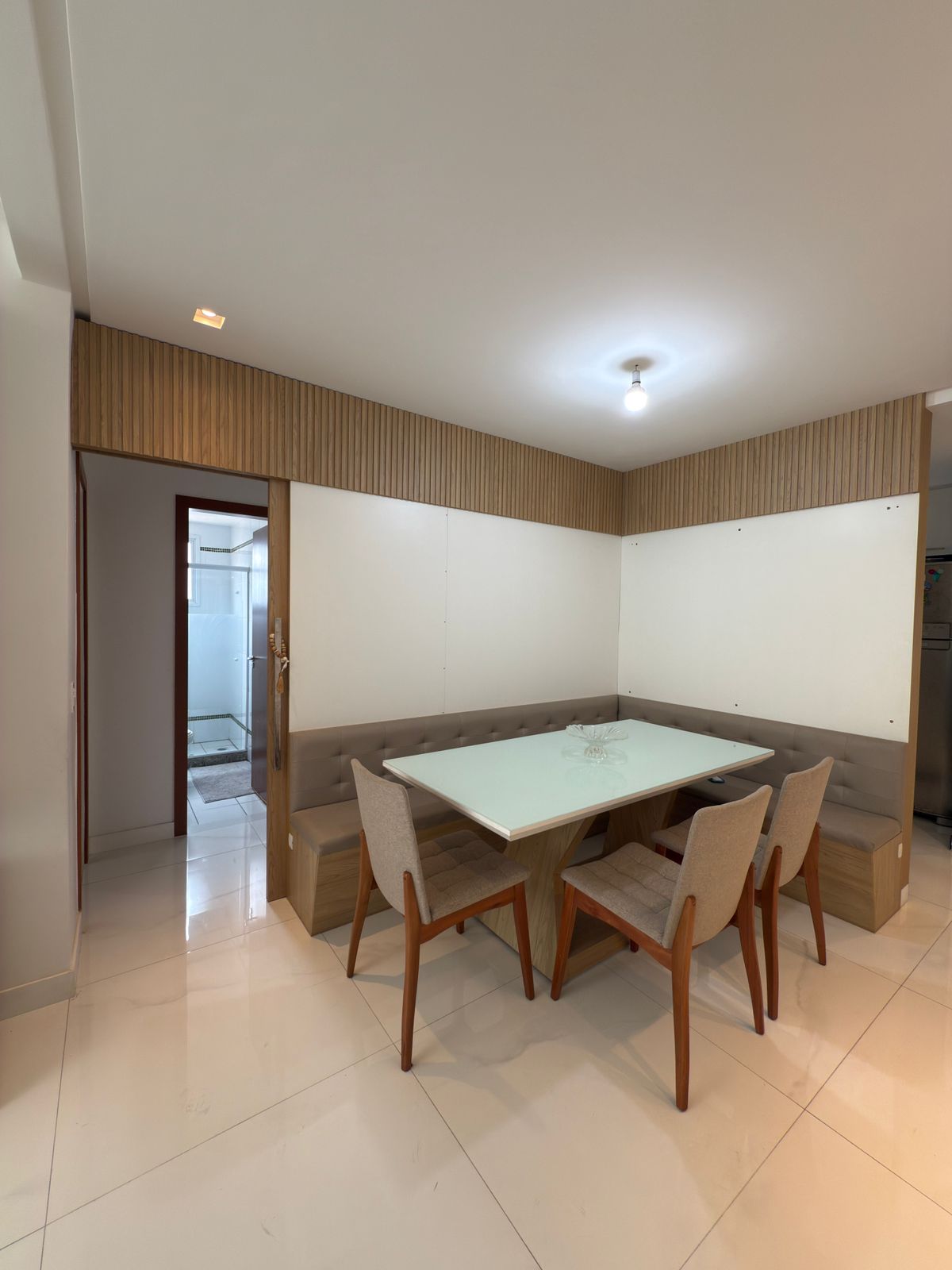Vendo apto em Itapuã – 2 quartos (1 suíte), 75m², a 1 quadra do mar