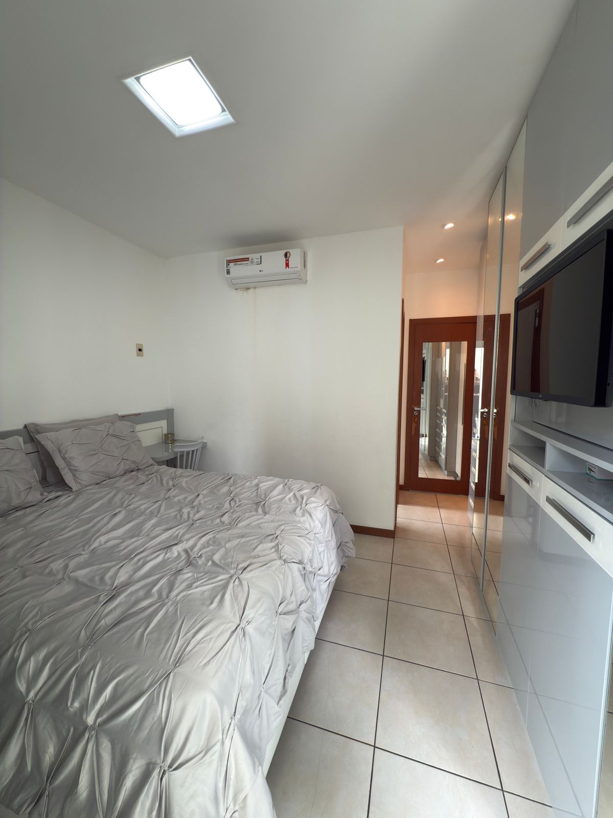 Vendo apto em Itapuã – 2 quartos (1 suíte), 75m², a 1 quadra do mar
