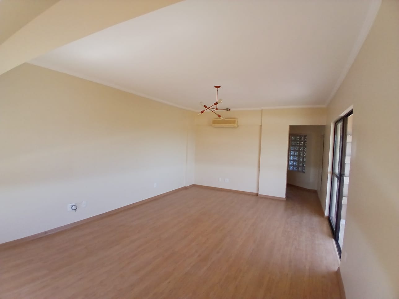 AP 1528 - Apartamento central, 180 m2, 3 quartos, 1 suíte, 3 banheiros, 1 vaga. Espaço gourmet com churrasqueira. Perfeito para você que procura um apartamento diferenciado.