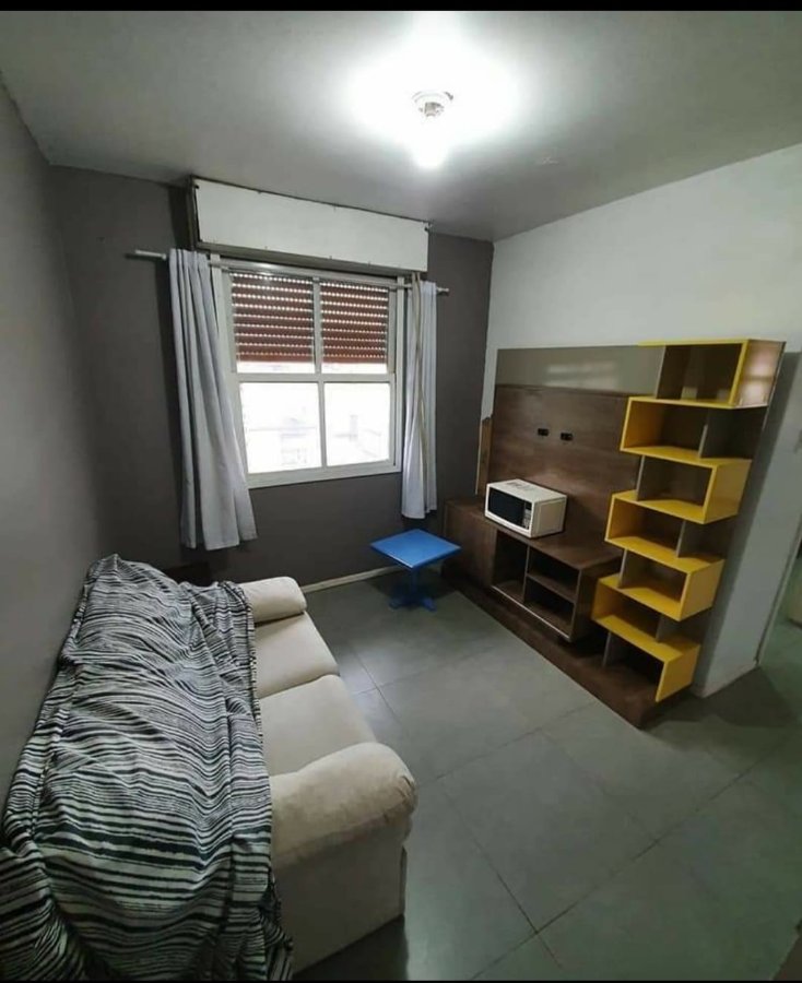 AP 1750 - Apartamento no BNH, 2 quartos, 1 banheiro. Semimobiliado. Escriturado e financiável