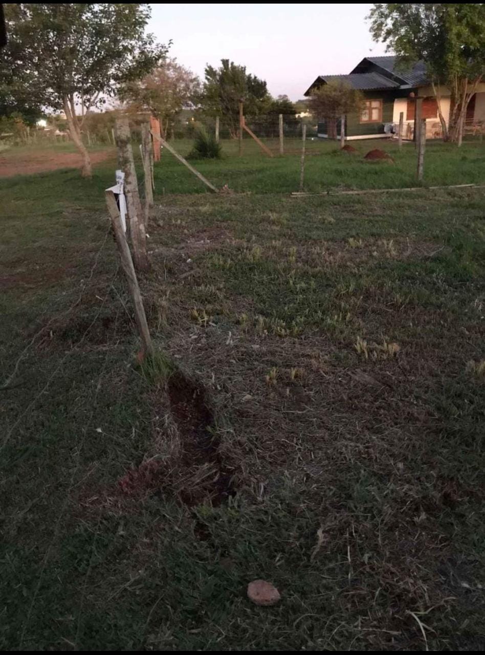 TE 1149 - Vende terreno próximo ao Centro, na Rua São José, bairro São Carlos, medindo 445m2 (11x40,5), Escriturado. Estuda proposta com veículo de baixo preço.