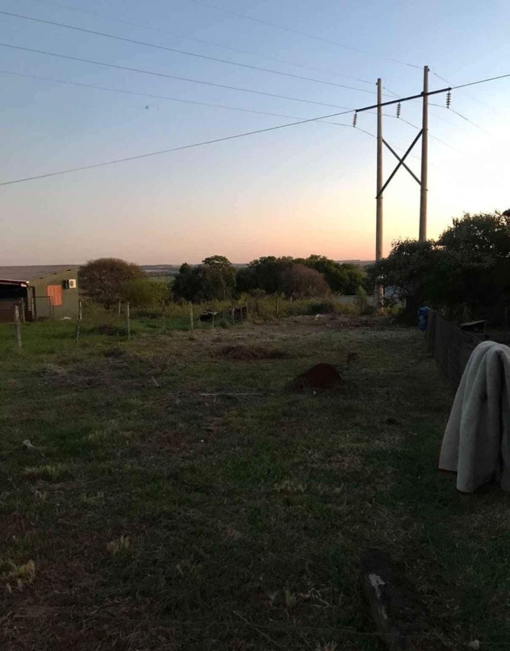 TE 1149 - Vende terreno próximo ao Centro, na Rua São José, bairro São Carlos, medindo 445m2 (11x40,5), Escriturado. Estuda proposta com veículo de baixo preço.