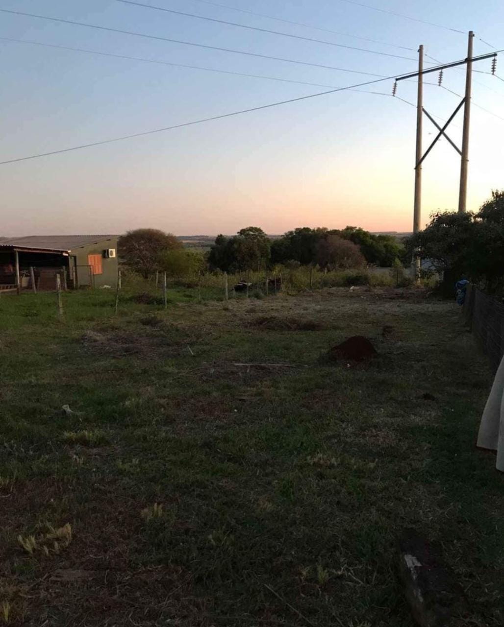 TE 1149 - Vende terreno próximo ao Centro, na Rua São José, bairro São Carlos, medindo 445m2 (11x40,5), Escriturado. Estuda proposta com veículo de baixo preço.