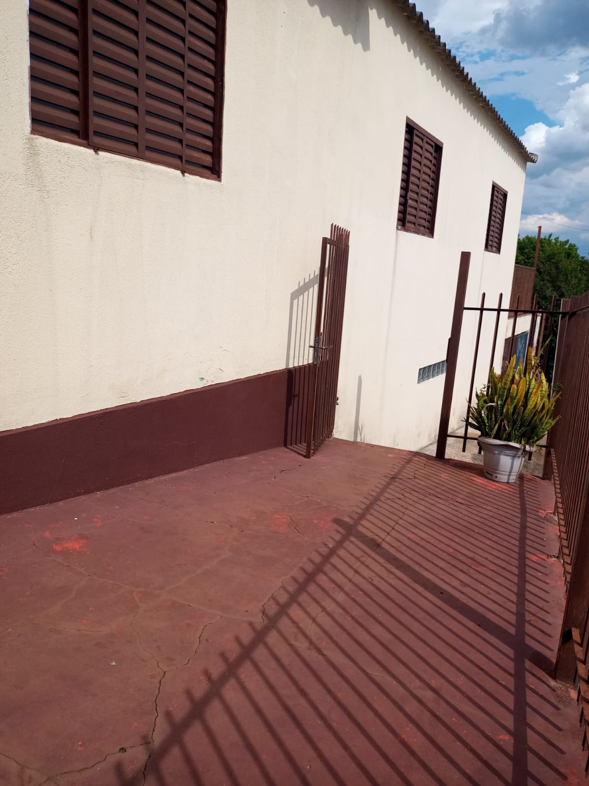CA 1151 - Casa de 150m2, com Suíte, dois banheiros, três vagas de garagem no bairro Dido.  Contrato de compra e venda! Terreno 10x16(160m2).