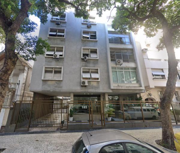 Apartamento à Venda em Copacabana com 2 Quartos, 1 Suíte e 80m²