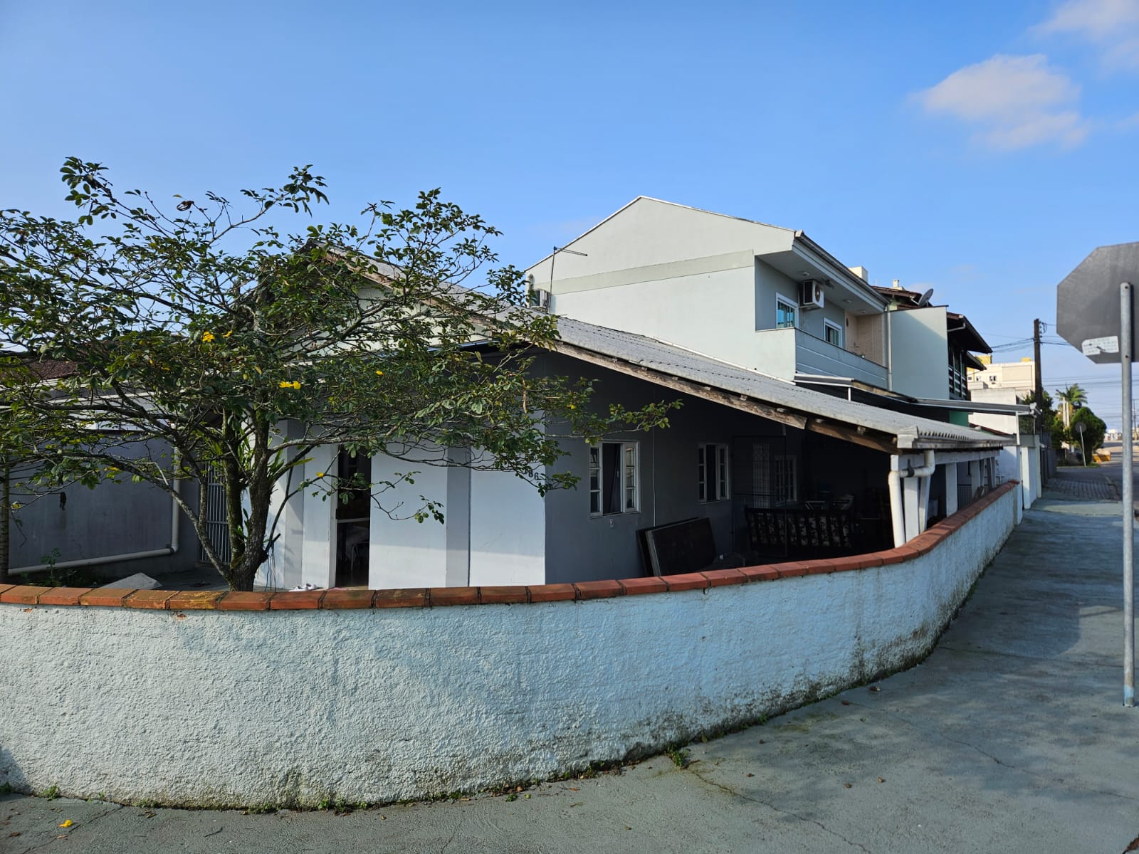 CASA DE ESQUINA A VENDA - BAIRRO COSTA E SILVA