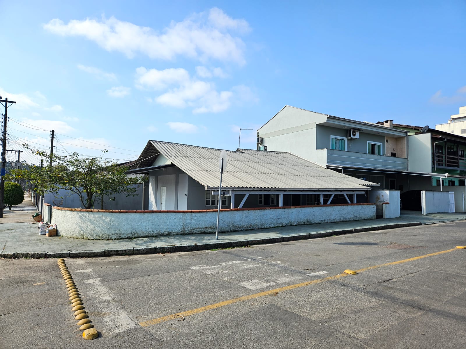 CASA DE ESQUINA A VENDA - BAIRRO COSTA E SILVA