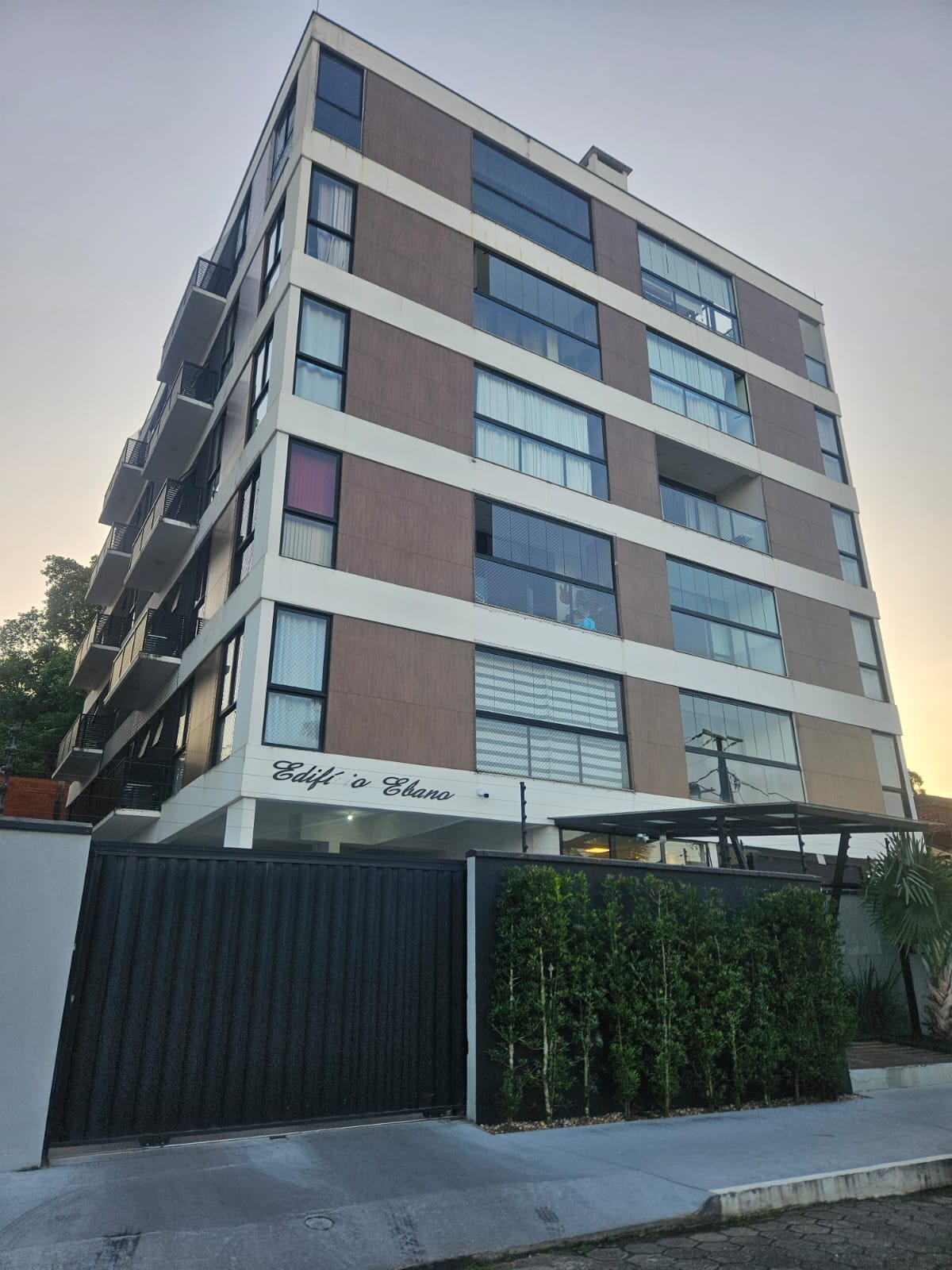 APARTAMENTO AMPLO Á VENDA - BAIRRO FLORESTA