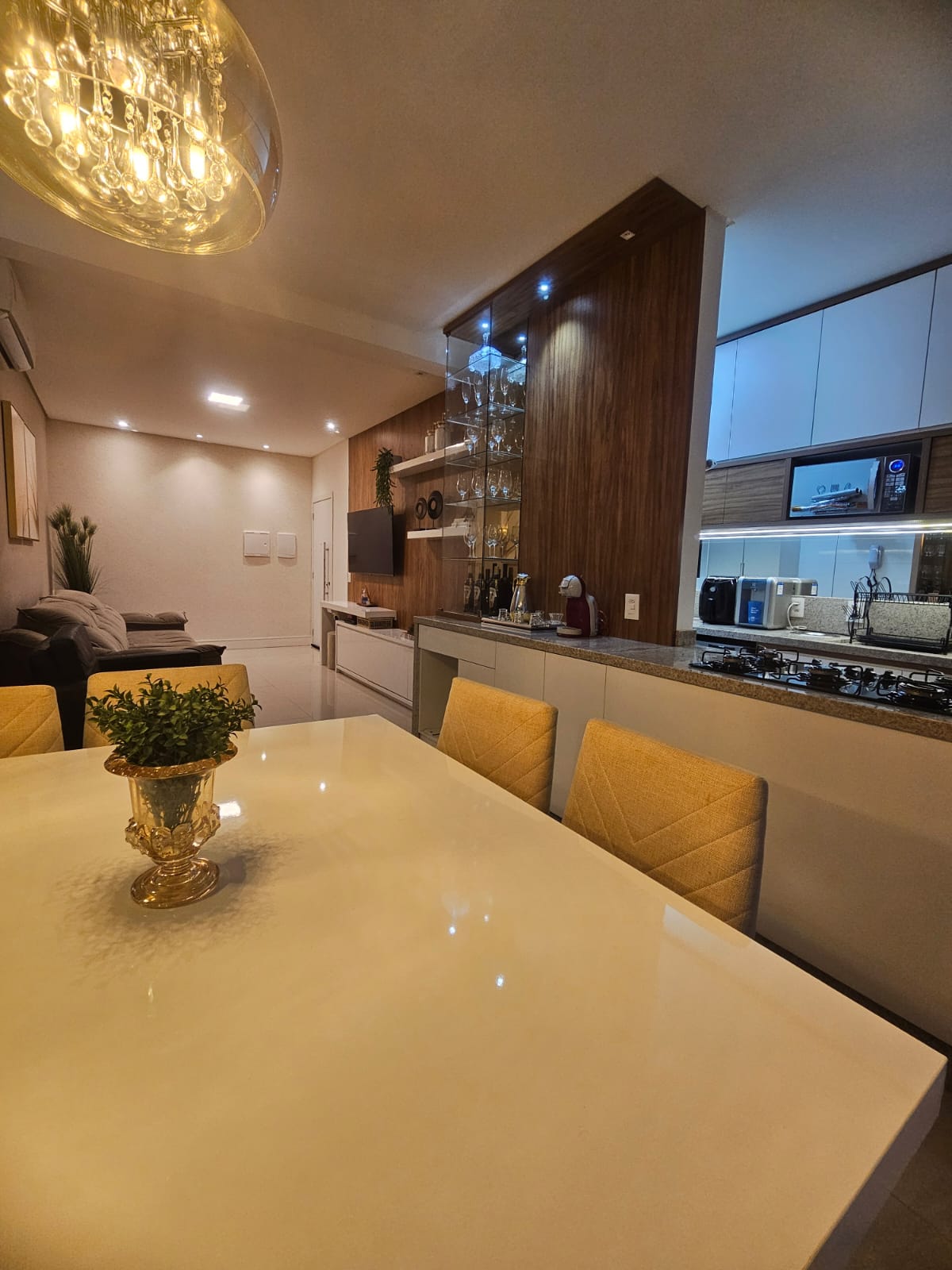APARTAMENTO AMPLO Á VENDA - BAIRRO FLORESTA