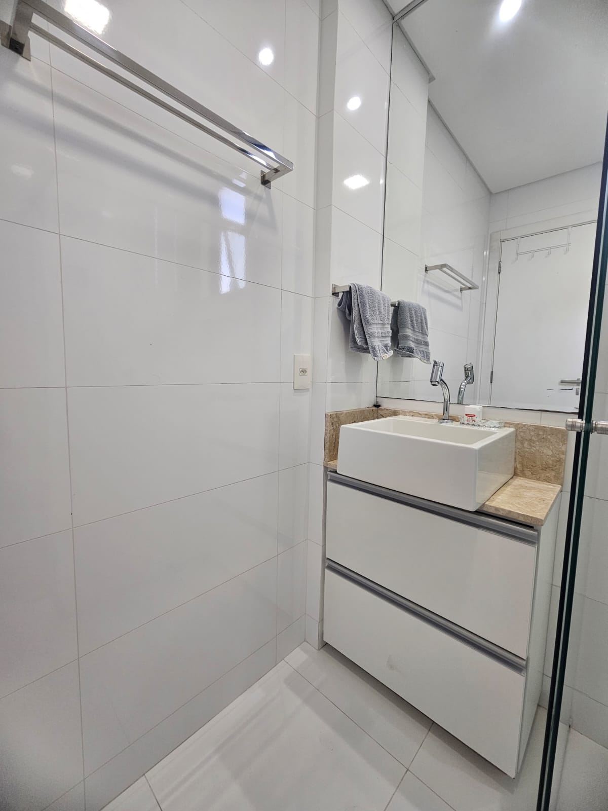APARTAMENTO AMPLO Á VENDA - BAIRRO FLORESTA