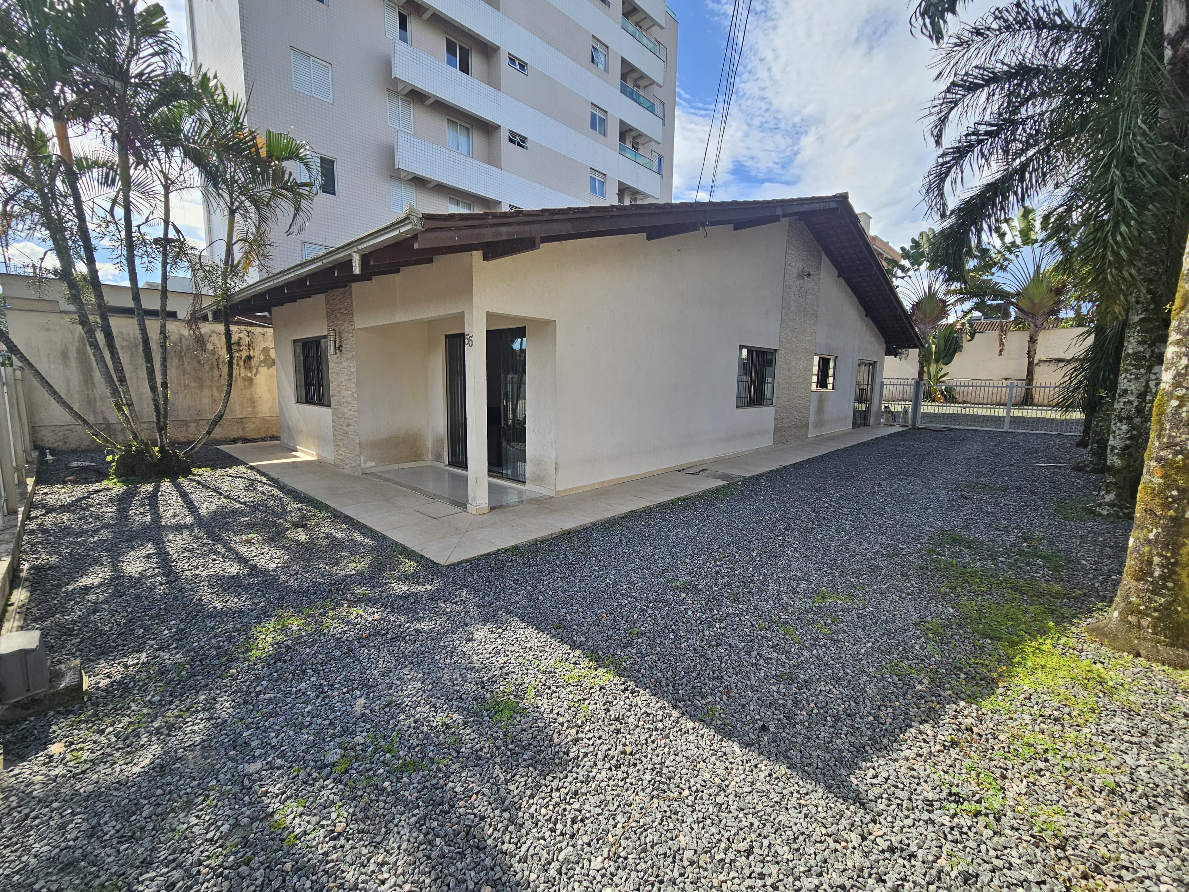 Casa com Amplo Terreno e Excelente Localização no Costa e Silva