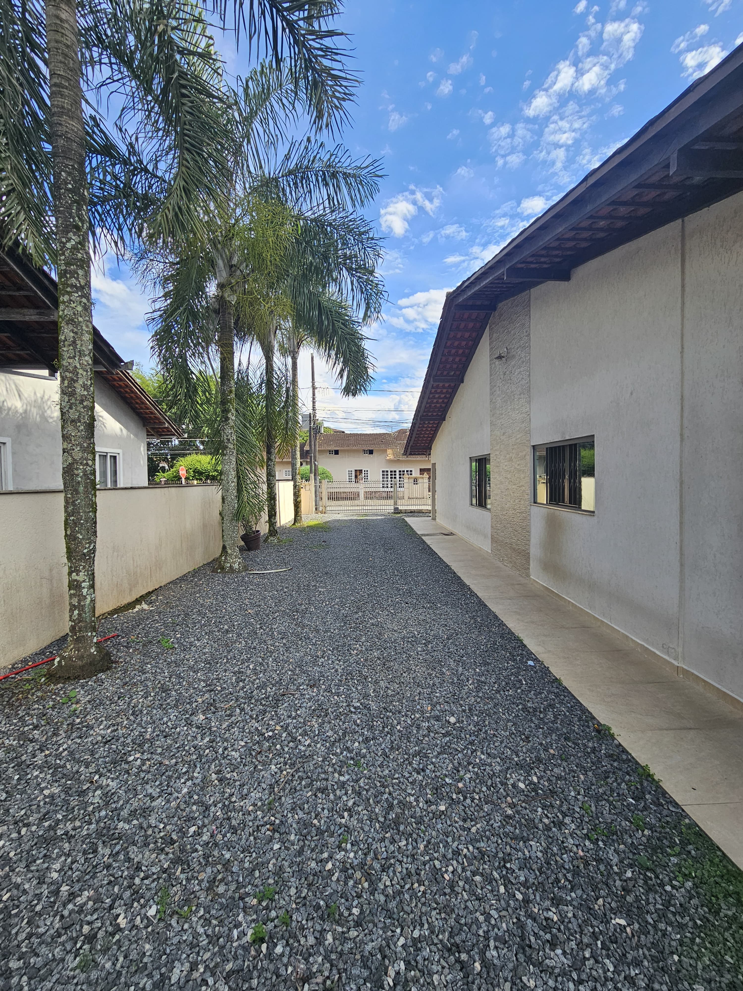 Casa com Amplo Terreno e Excelente Localização no Costa e Silva