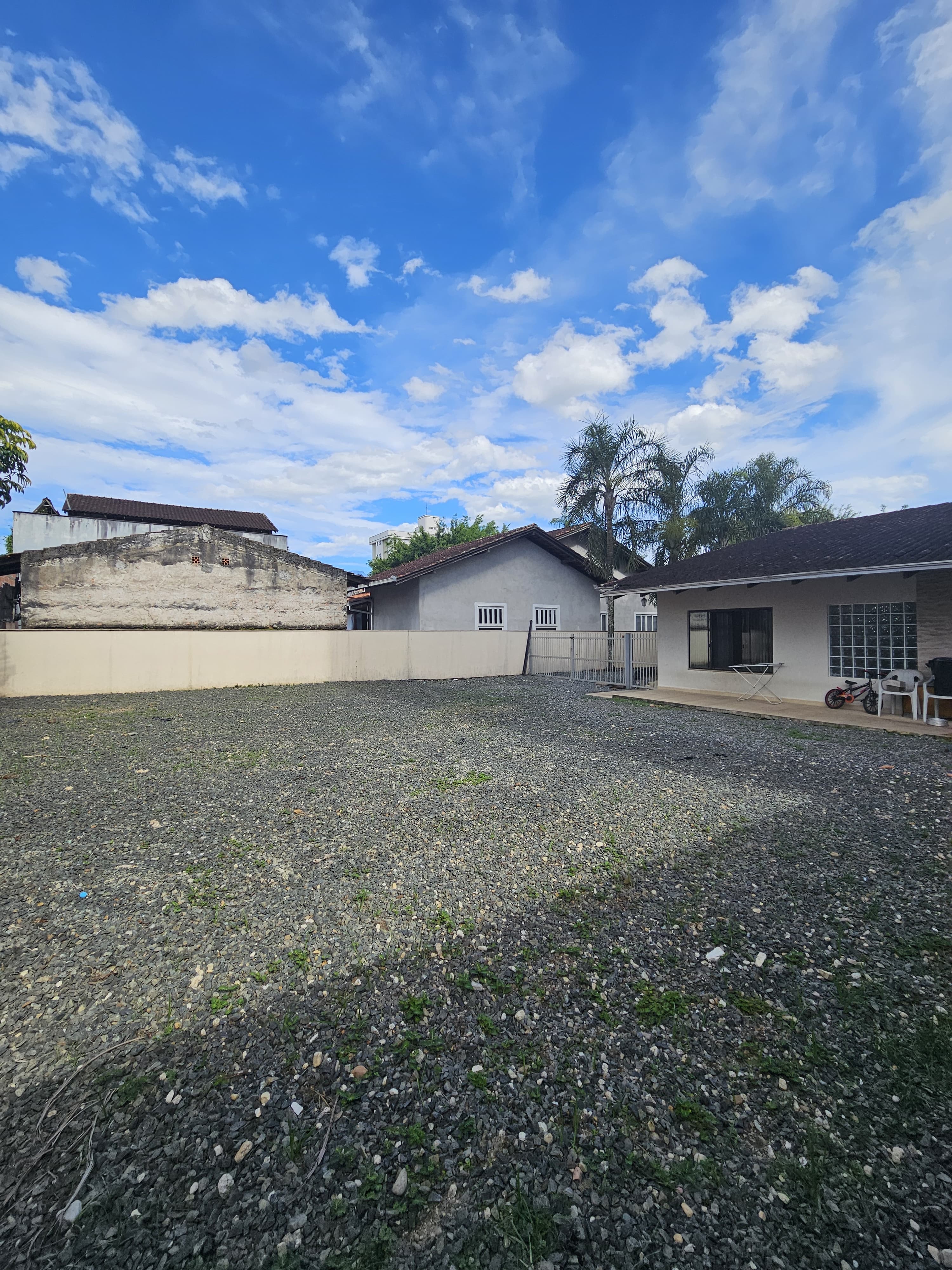 Casa com Amplo Terreno e Excelente Localização no Costa e Silva