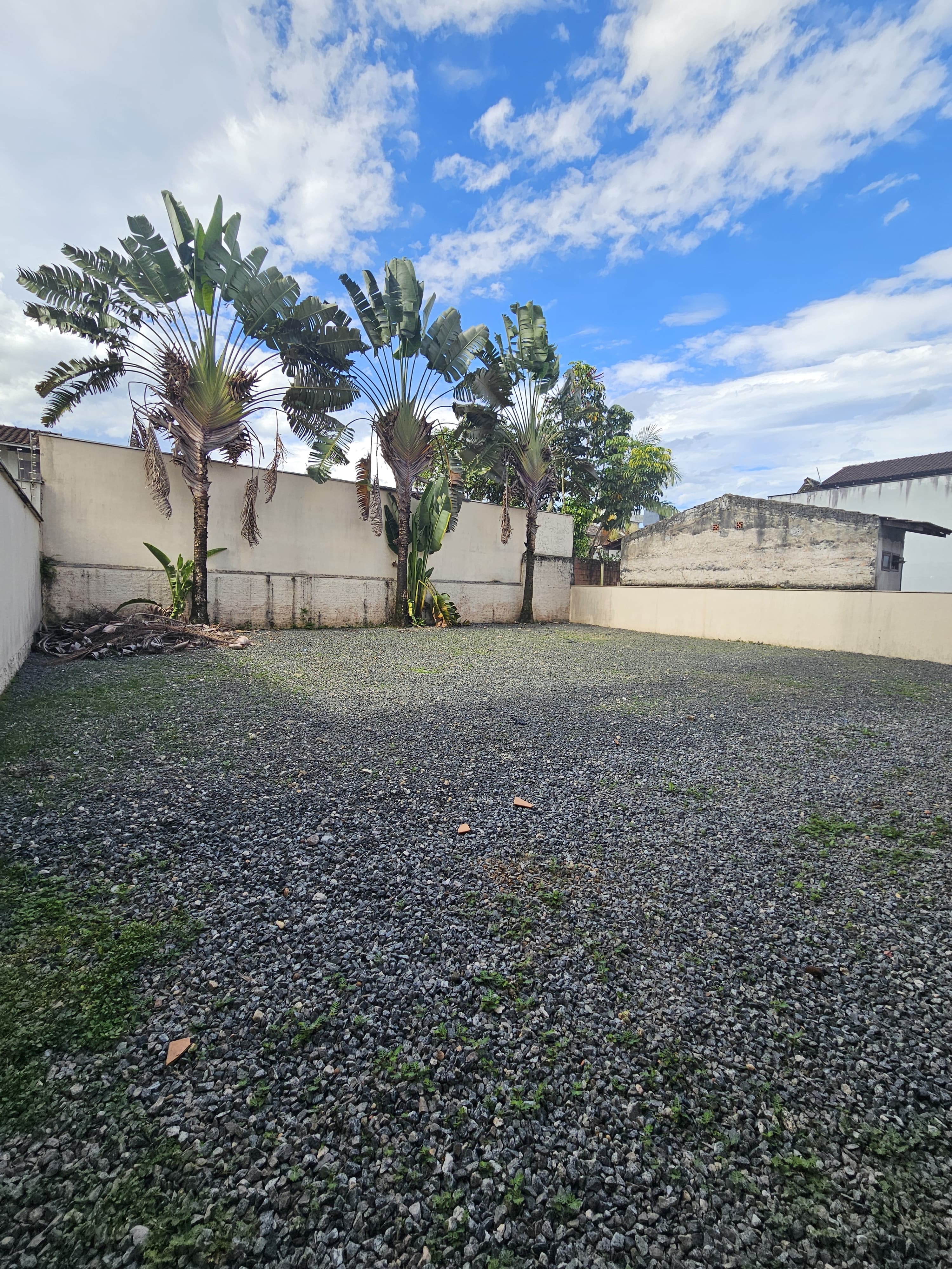 Casa com Amplo Terreno e Excelente Localização no Costa e Silva