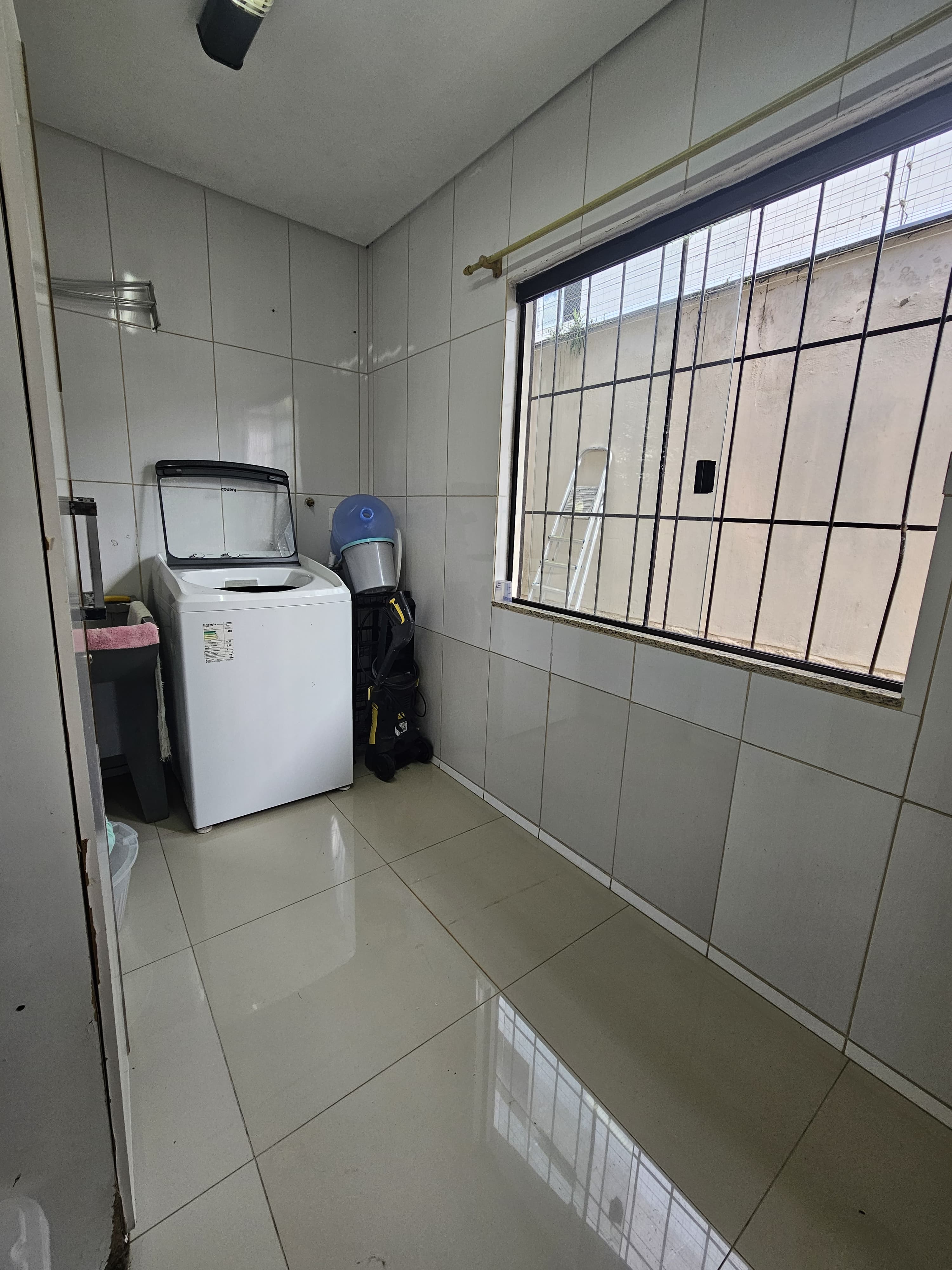 Casa com Amplo Terreno e Excelente Localização no Costa e Silva