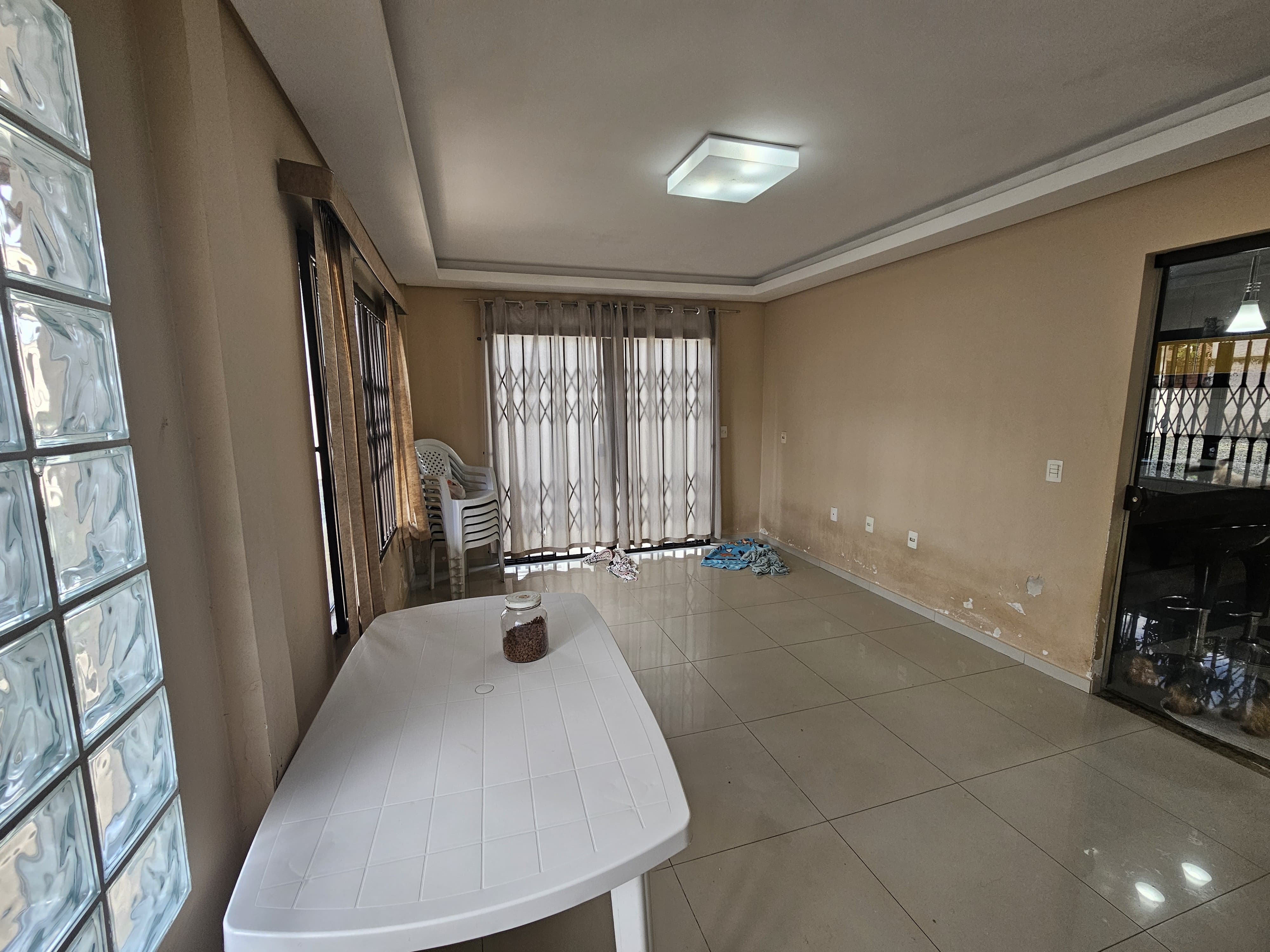 Casa com Amplo Terreno e Excelente Localização no Costa e Silva