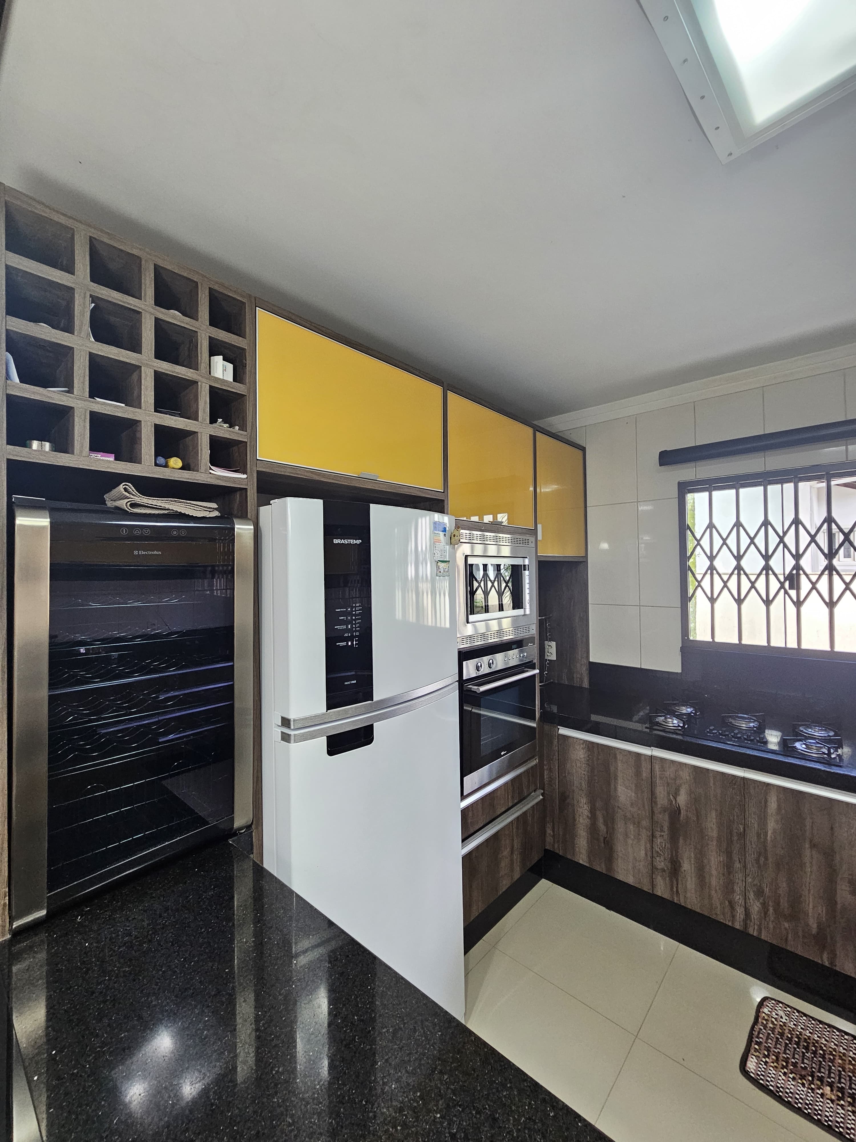 Casa com Amplo Terreno e Excelente Localização no Costa e Silva
